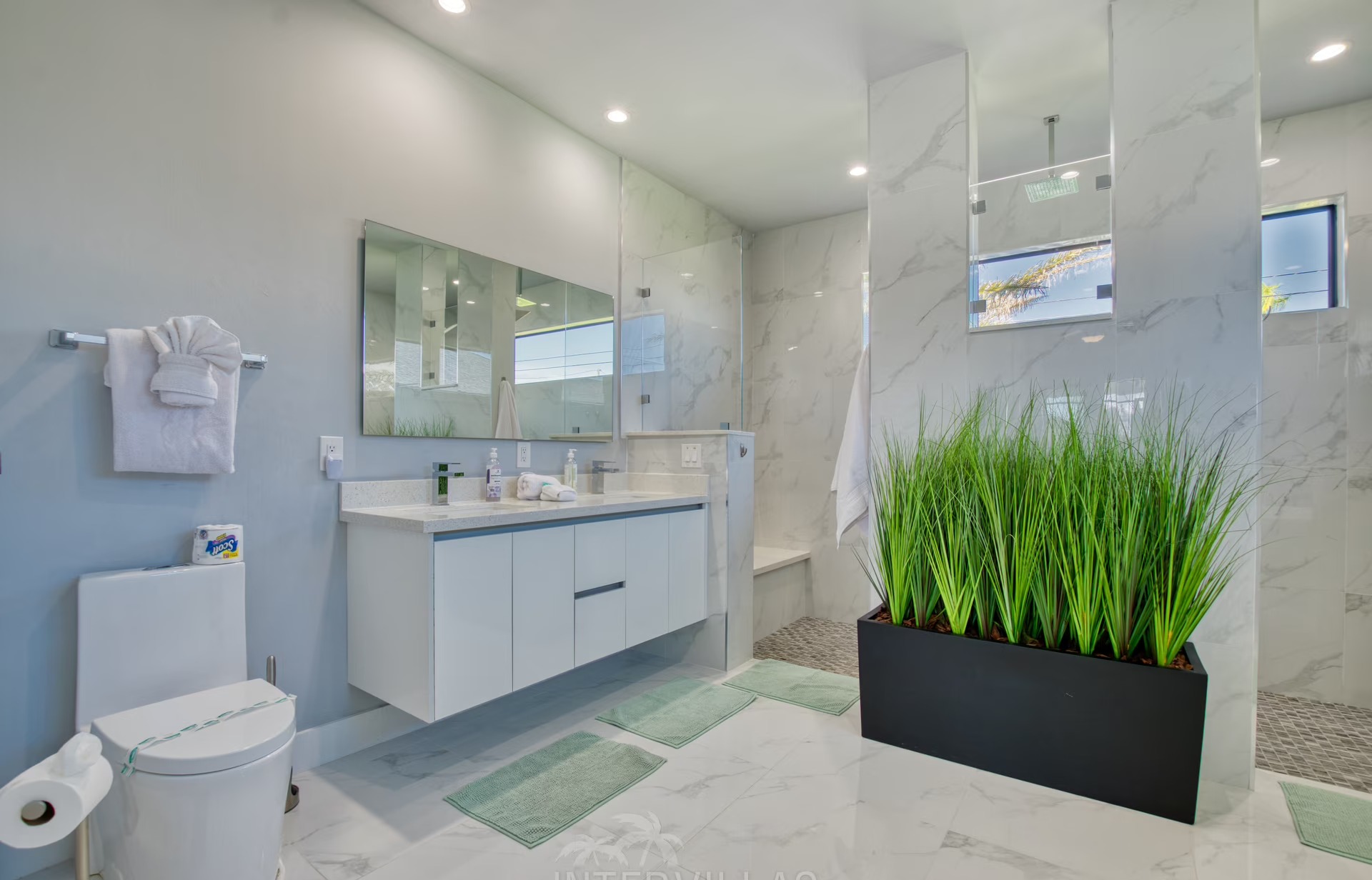 Beheizter Pool auf der Lanai mit Blick auf den Kanal.