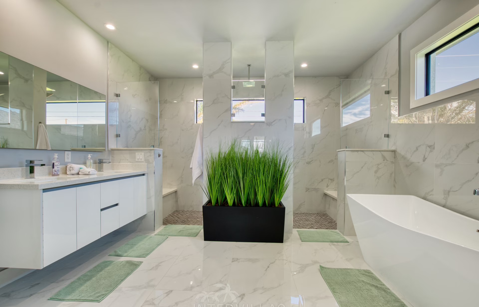 Beheizter Pool mit Lanai und Blick auf den Kanal.