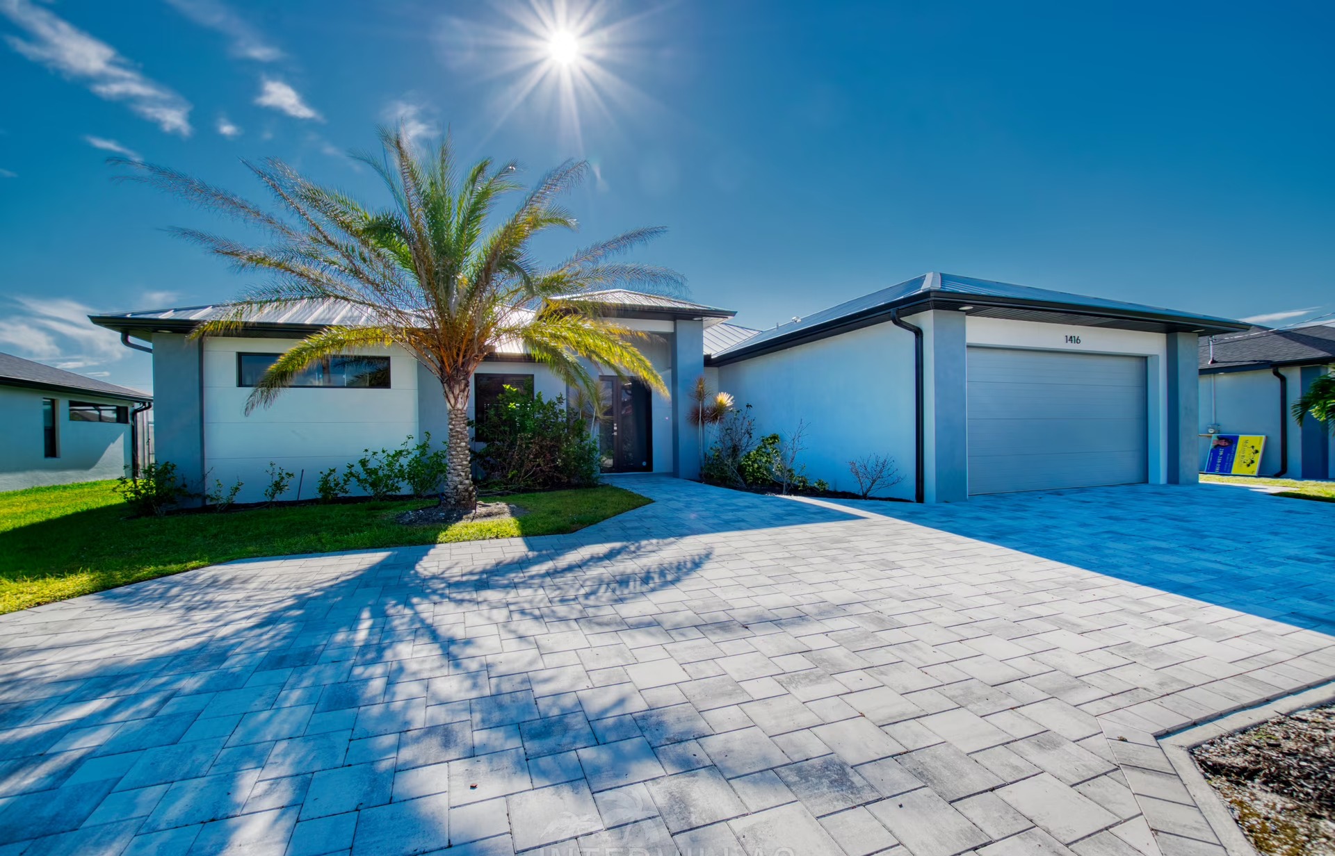 Beheizter Pool mit Lanai und Blick auf den Kanal.
