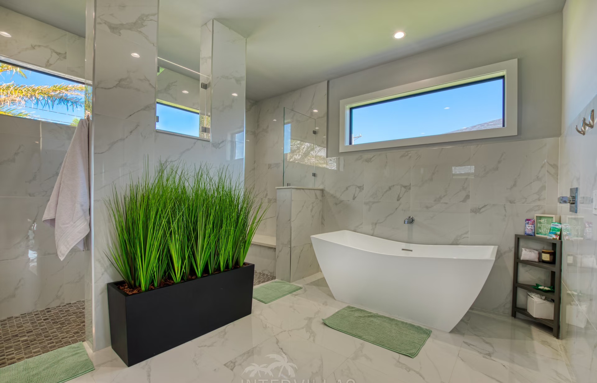 Beheizter Pool auf der Lanai mit Blick auf den Kanal.