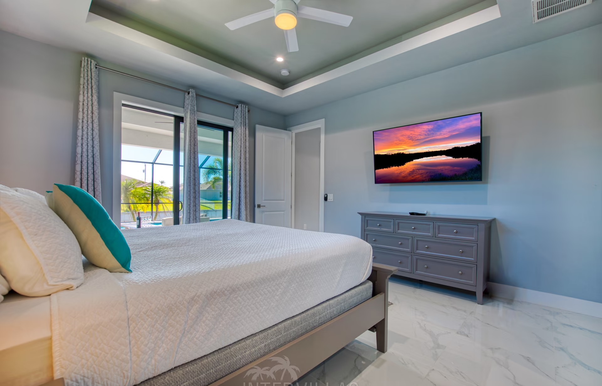 Beheizter Pool mit Lanai und Blick auf den Kanal.