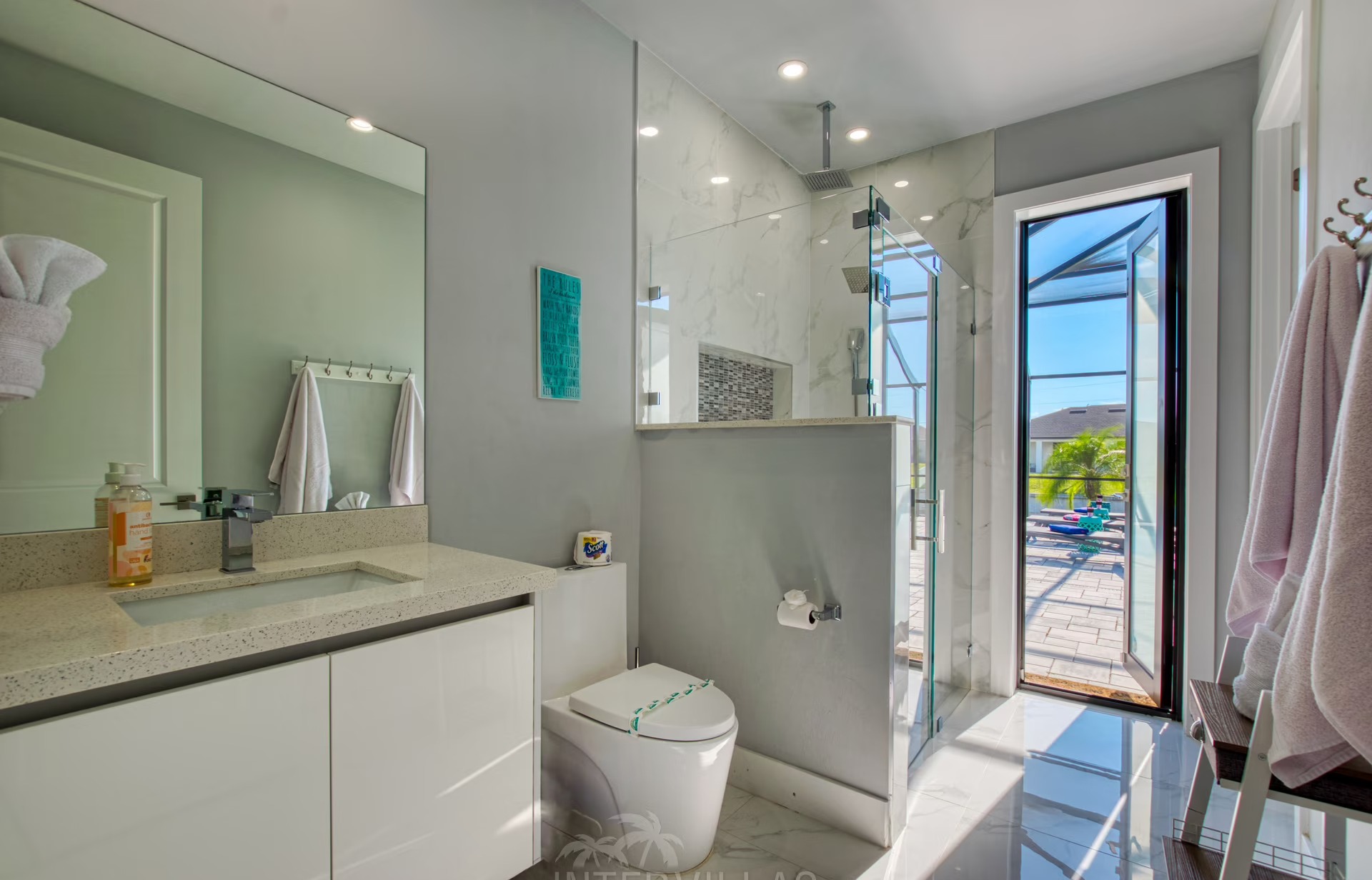 Beheizter Pool auf der Lanai mit Blick auf den Kanal bei Sonnenuntergang.