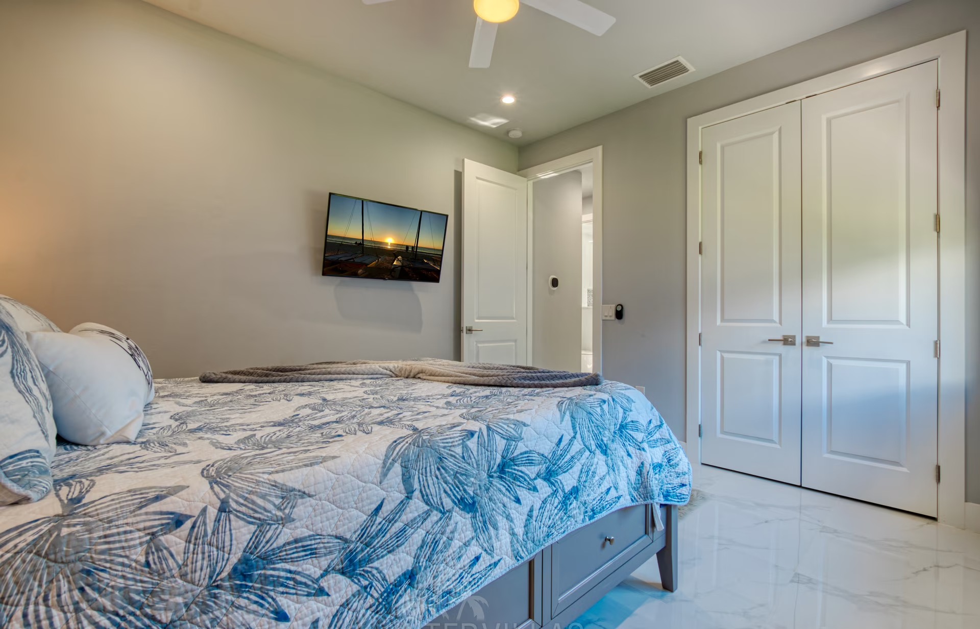 Beheizter Pool auf der Lanai mit Blick auf den Kanal.