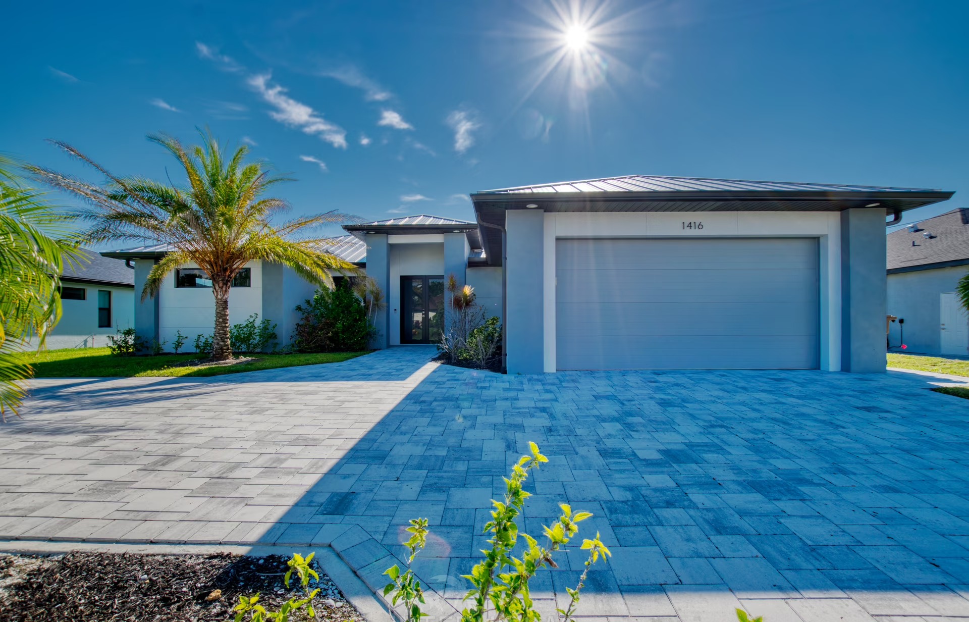 Beheizter Pool auf der Lanai mit Blick auf den Kanal.