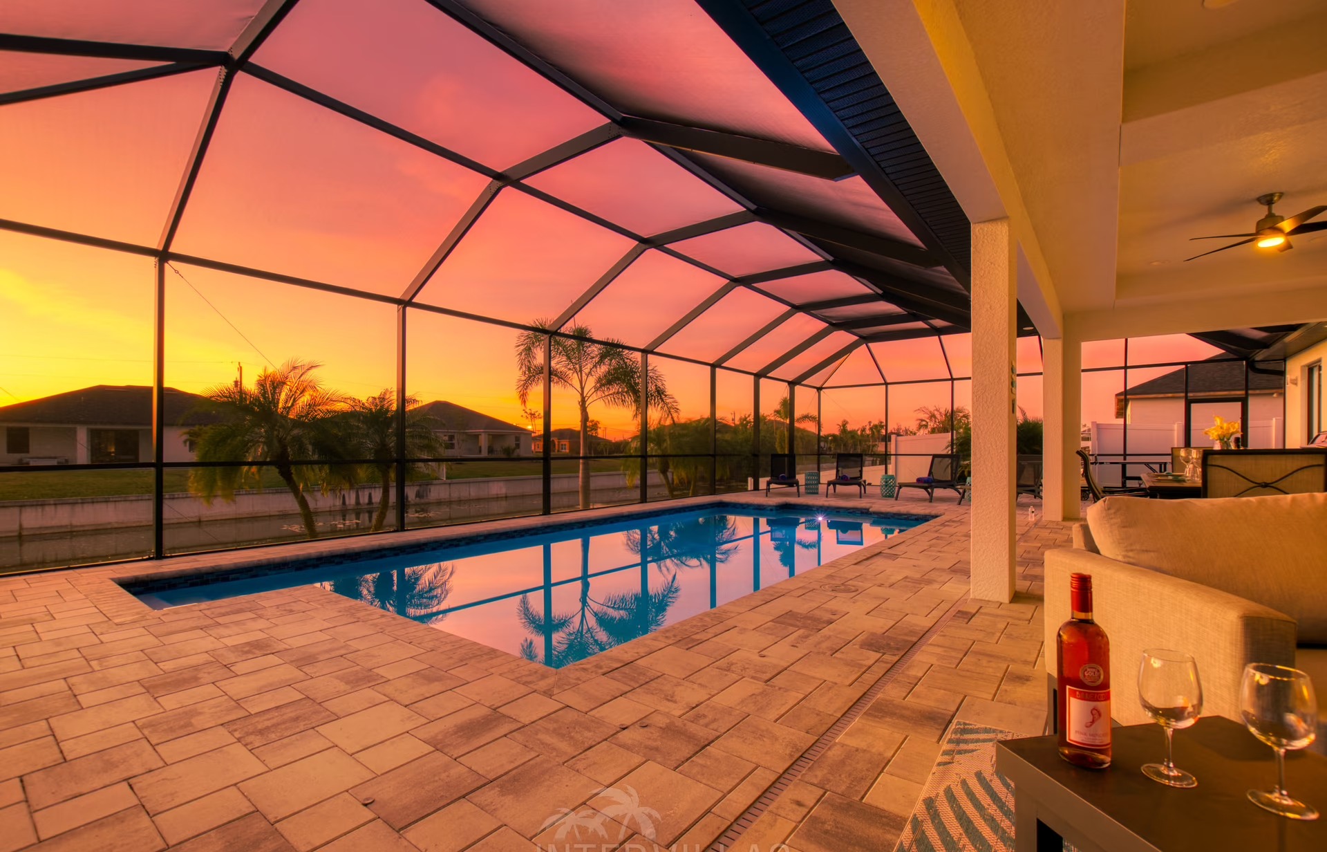 Beheizter Pool auf der Lanai mit Blick auf den Kanal.