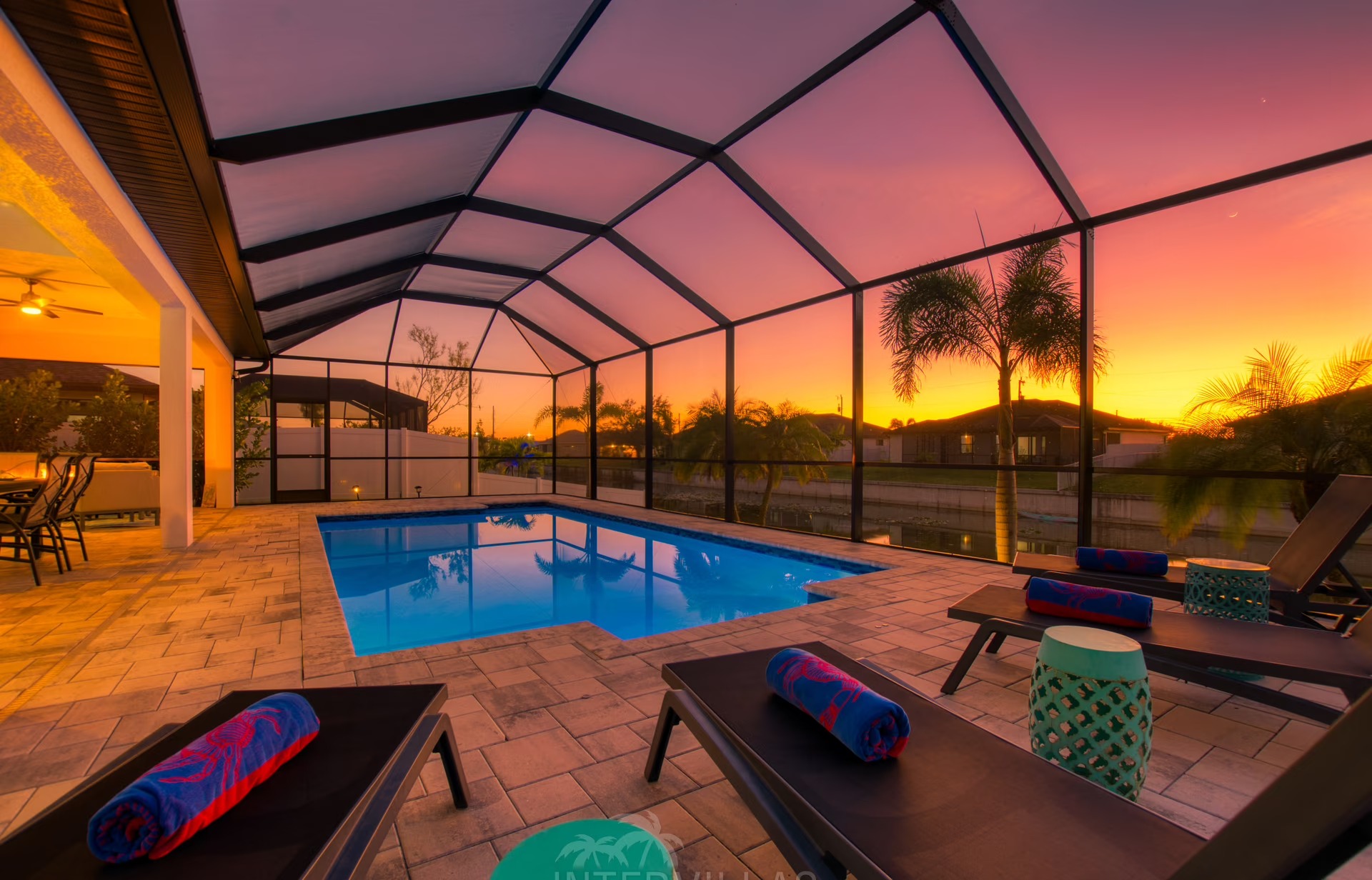 Beheizter Pool auf der Lanai mit Blick auf den Kanal.