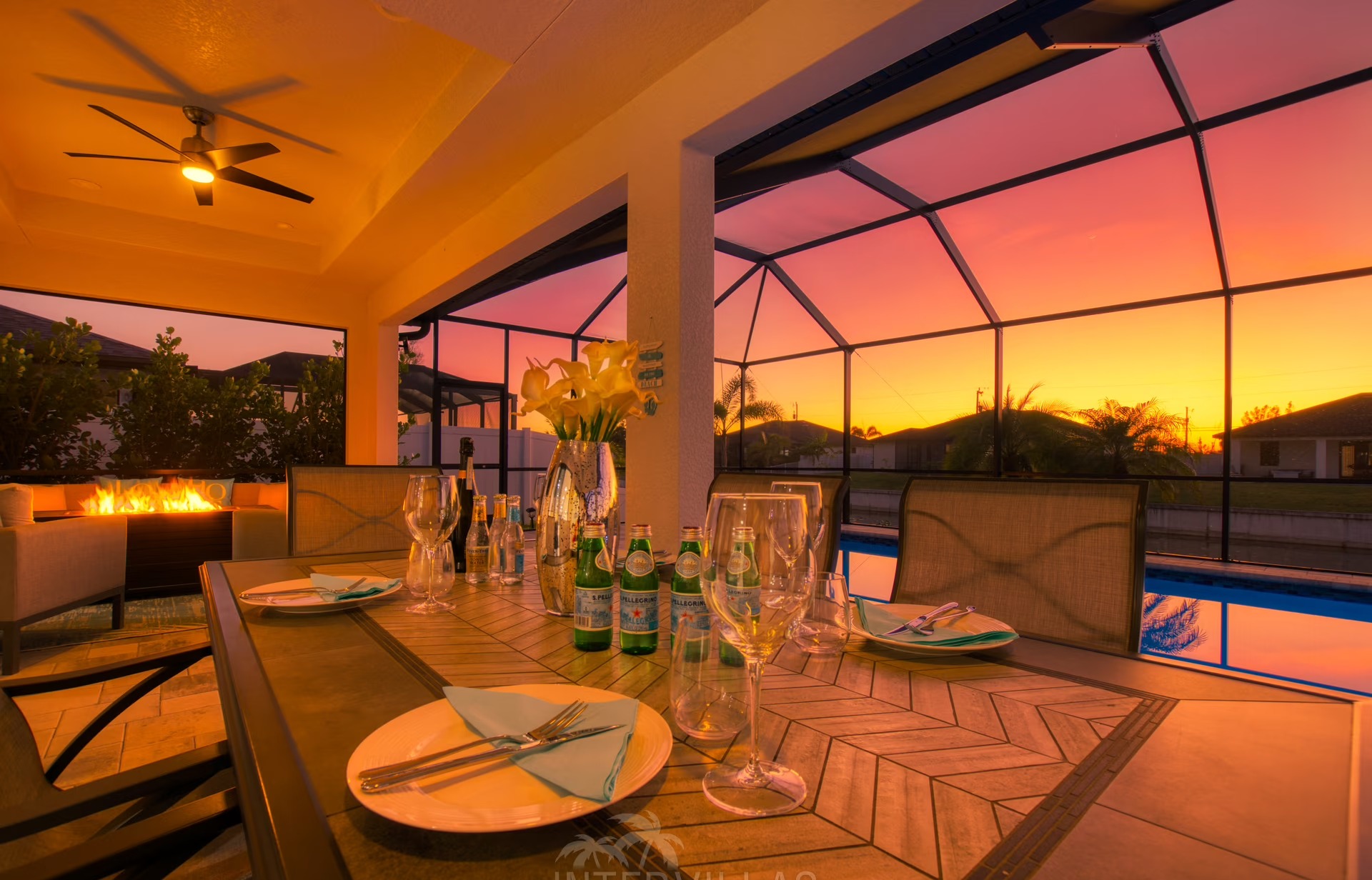 Beheizter Pool auf der Lanai mit Blick auf den Kanal.