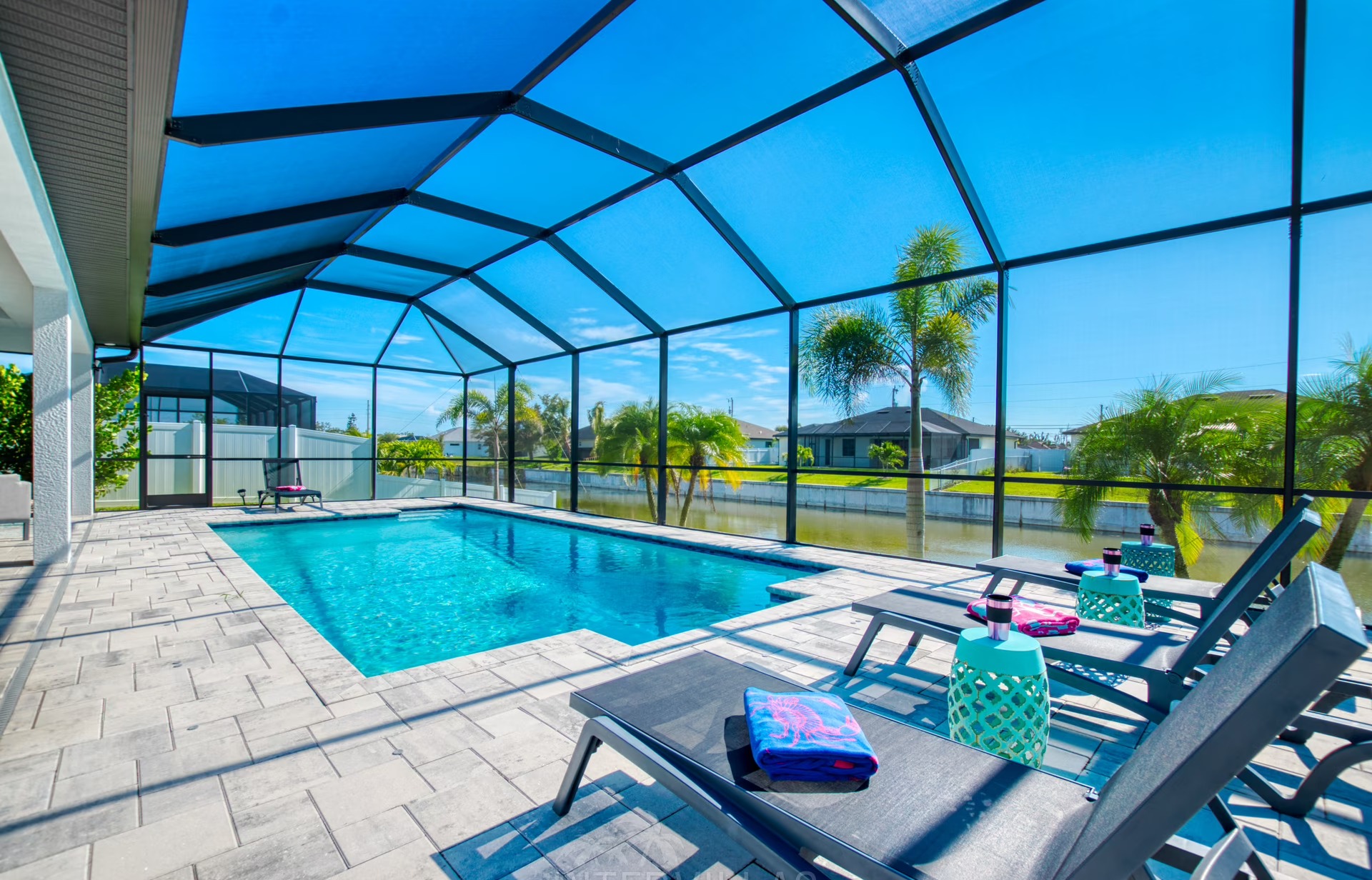 Beheizter Pool auf der Lanai mit Blick auf den Kanal.