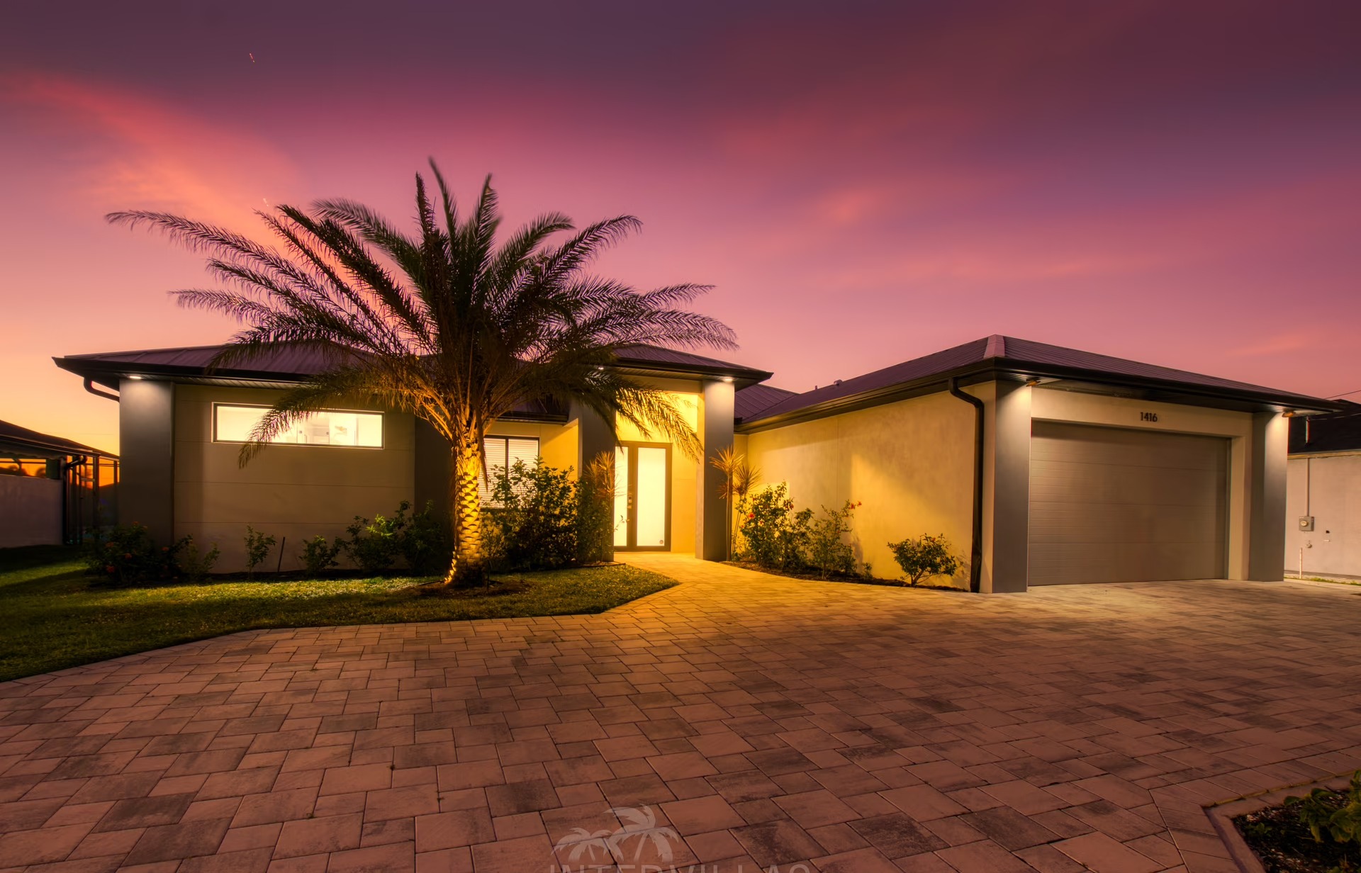 Beheizter Pool auf der Lanai mit Blick auf den Kanal bei Sonnenuntergang.