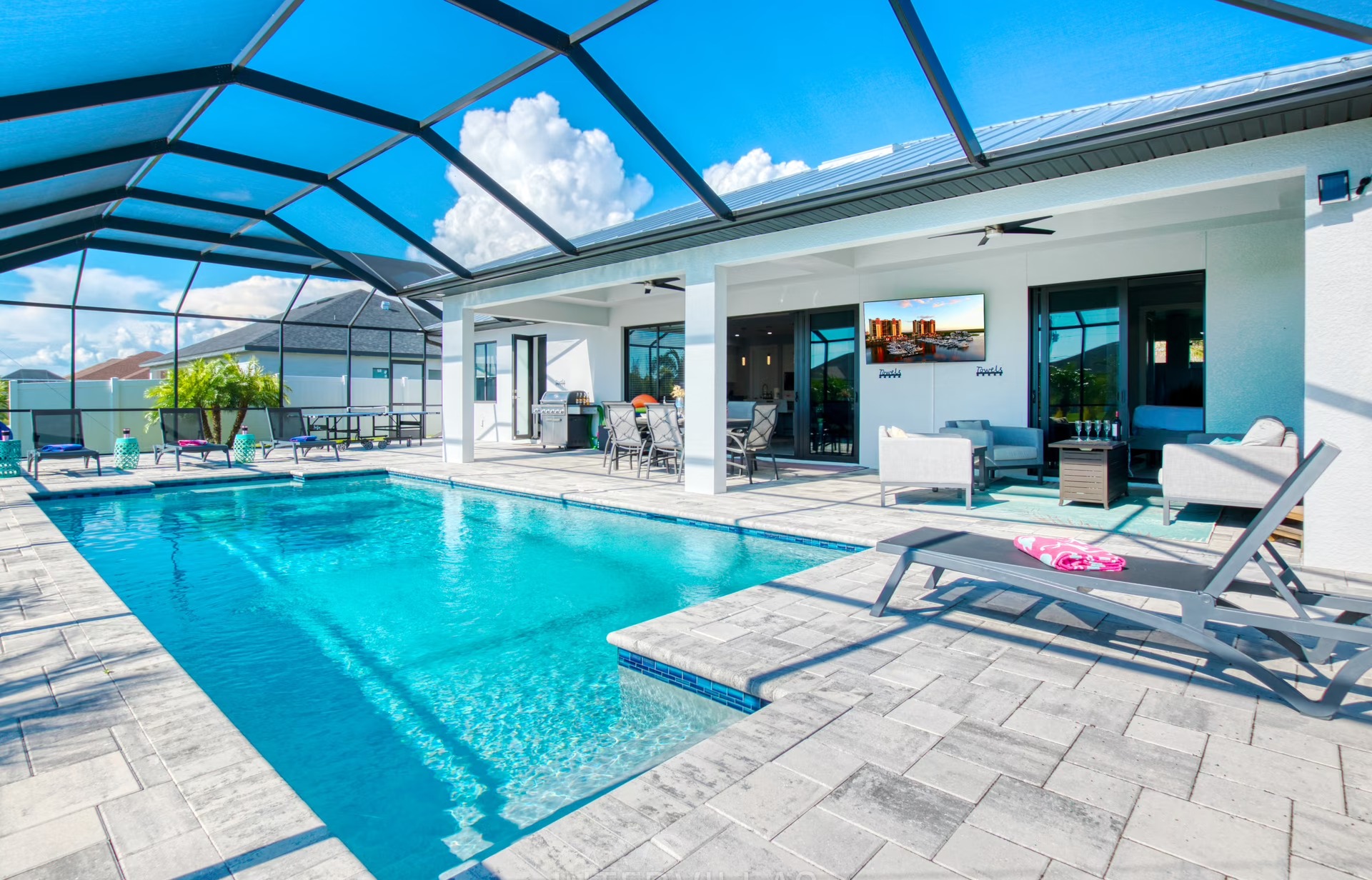 Beheizter Pool auf der Lanai mit Blick auf den Kanal.