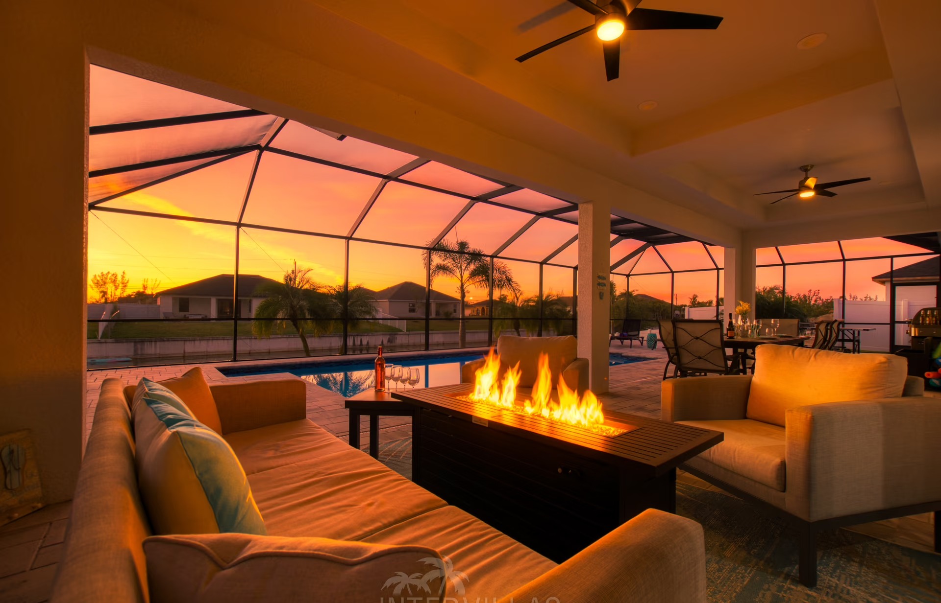 Beheizter Pool mit Lanai und Blick auf den Kanal.