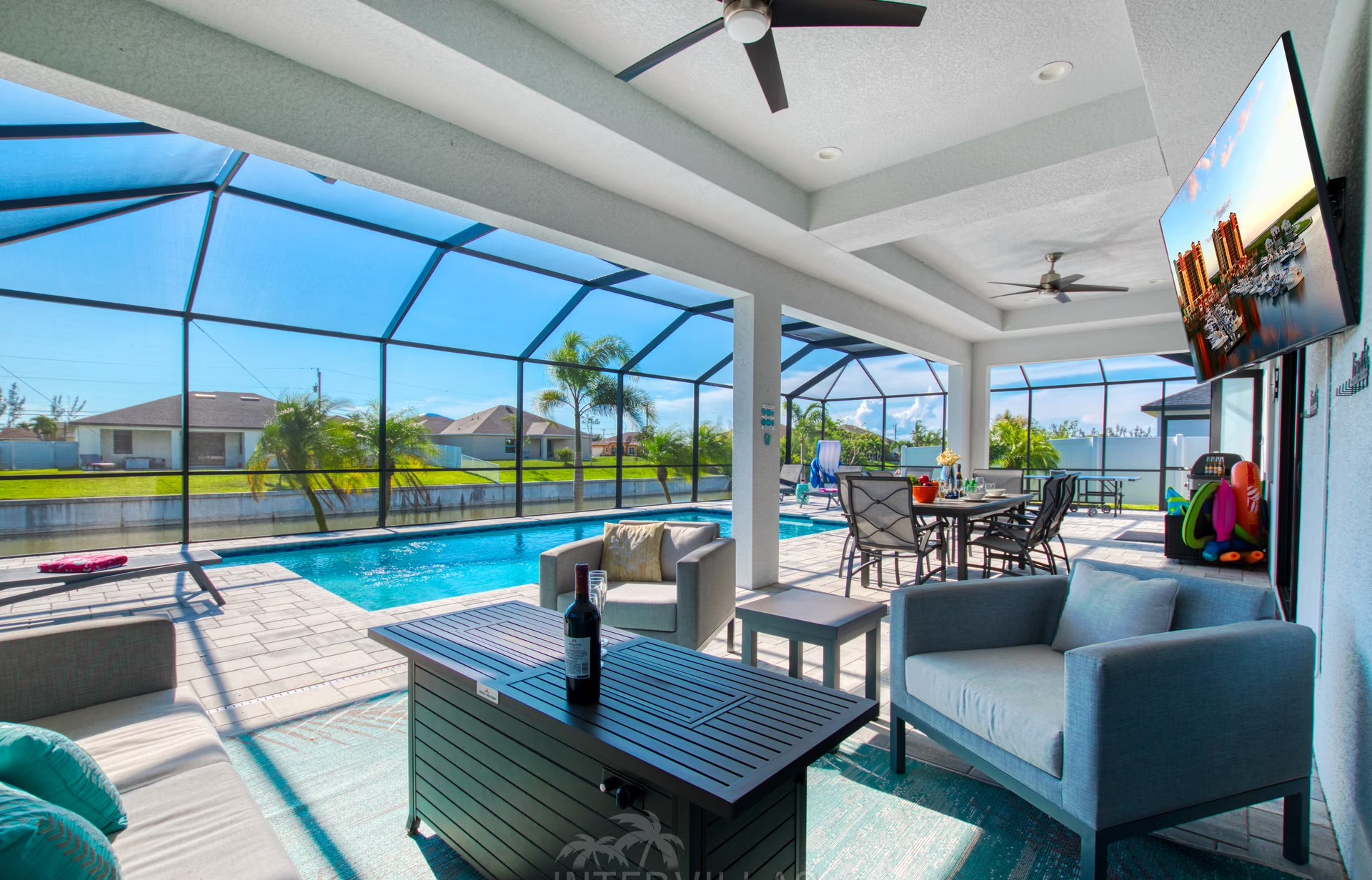 Beheizter Pool mit Lanai und Blick auf den Kanal bei Sonnenuntergang.