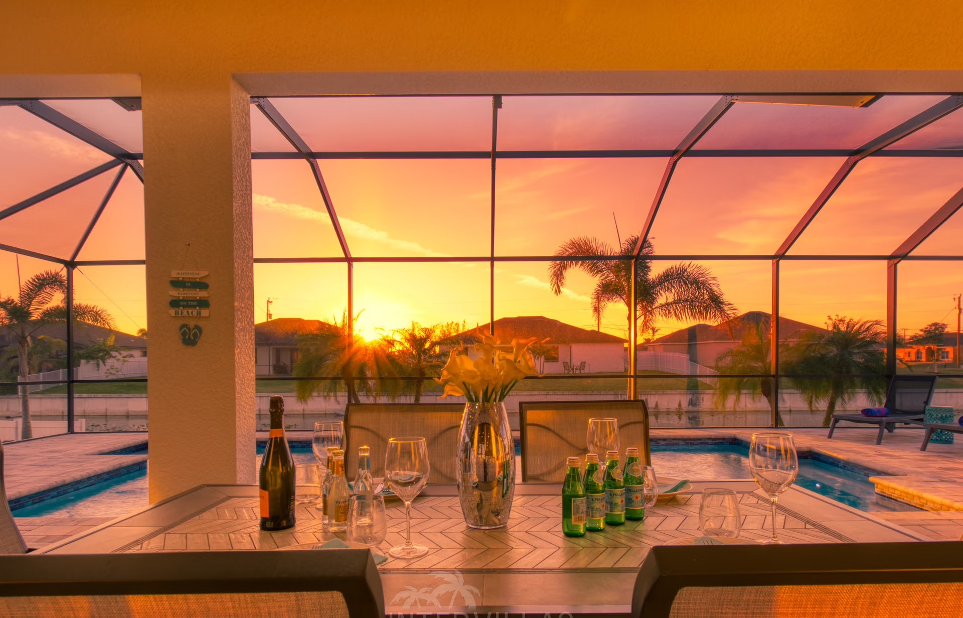 Beheizter Pool mit Lanai und Blick auf den Kanal bei Sonnenuntergang.