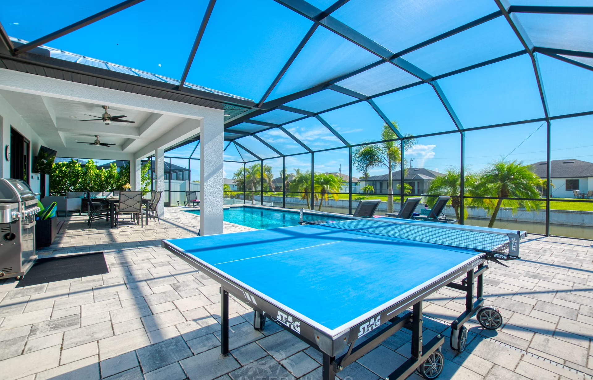 Beheizter Pool mit Lanai und Blick auf den Kanal.