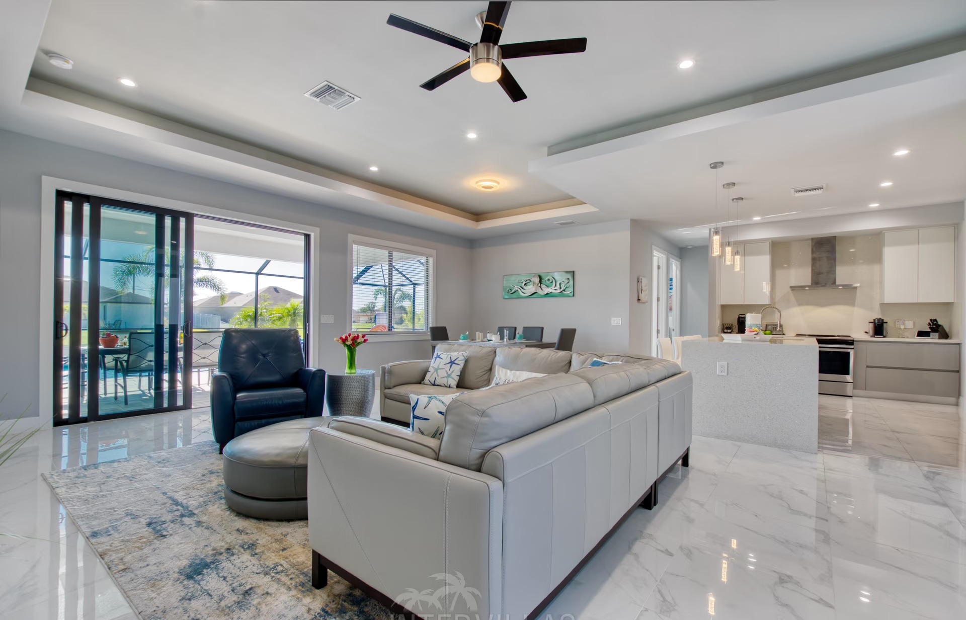 Beheizter Pool mit Lanai und Blick auf den Kanal bei Sonnenuntergang.