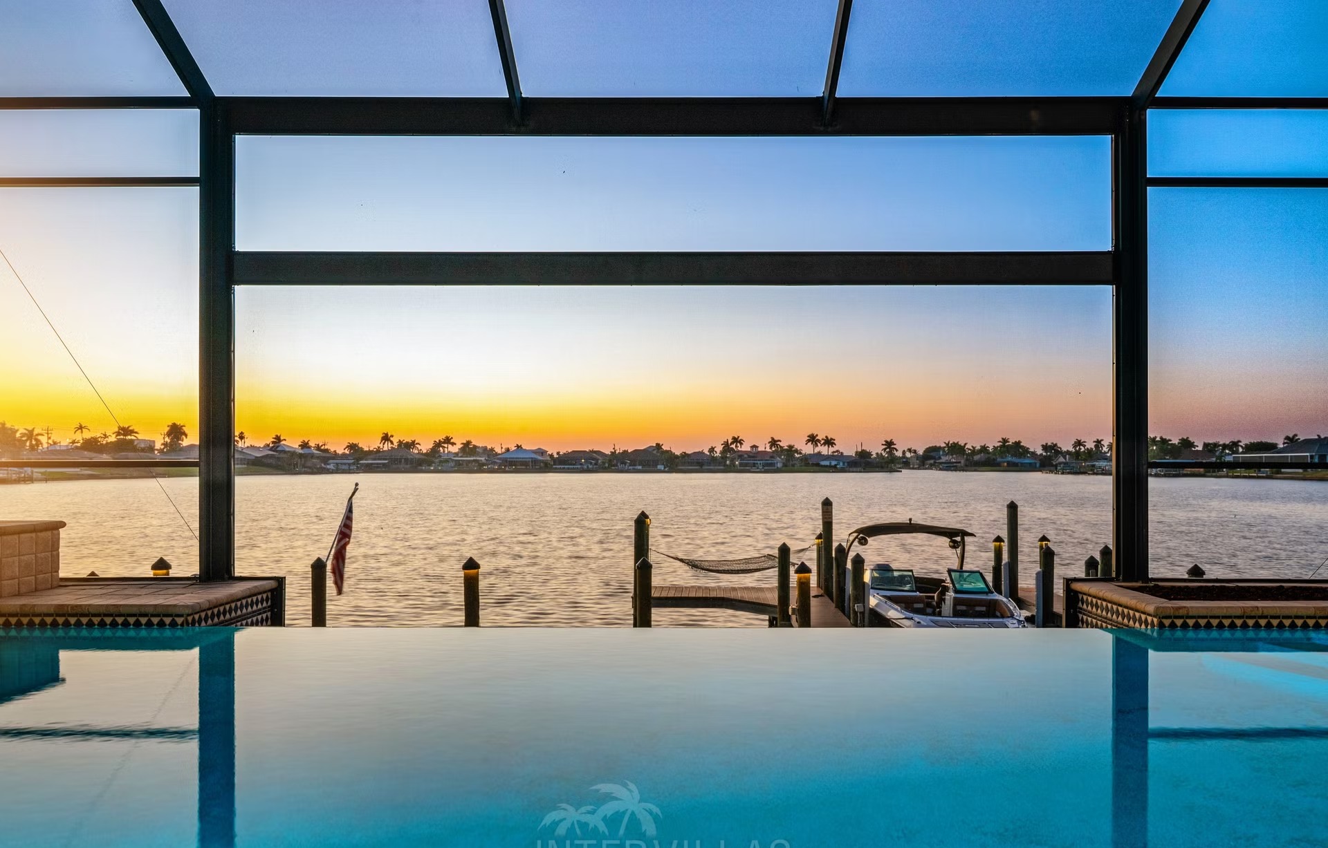 Infinity-Pool und Jacuzzi auf der Lanai mit Blick auf den Kanal.