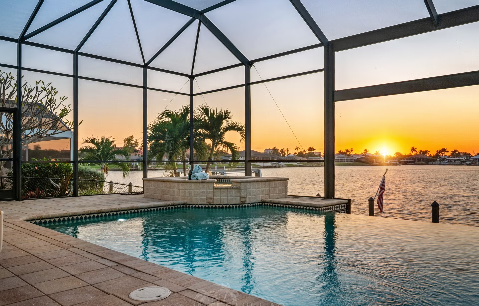 Infinity-Pool und Whirlpool auf der Lanai mit Blick auf den Kanal.