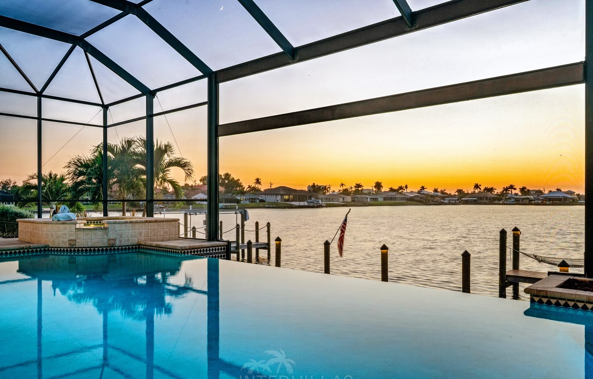 Infinity-Pool und Whirlpool auf der Lanai mit Blick auf den Kanal.