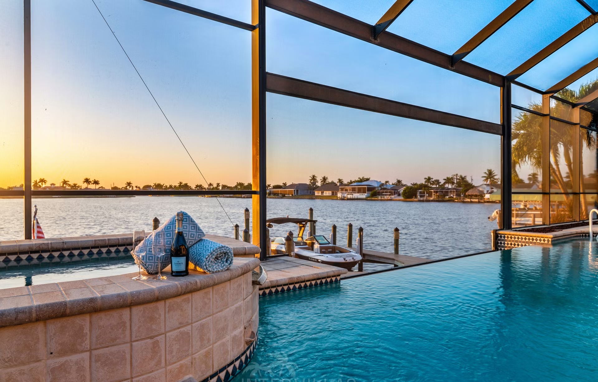 Moderne Waterfront-Villa mit Infinity-Pool, Whirlpool und privatem Bootsdock am Kanal.