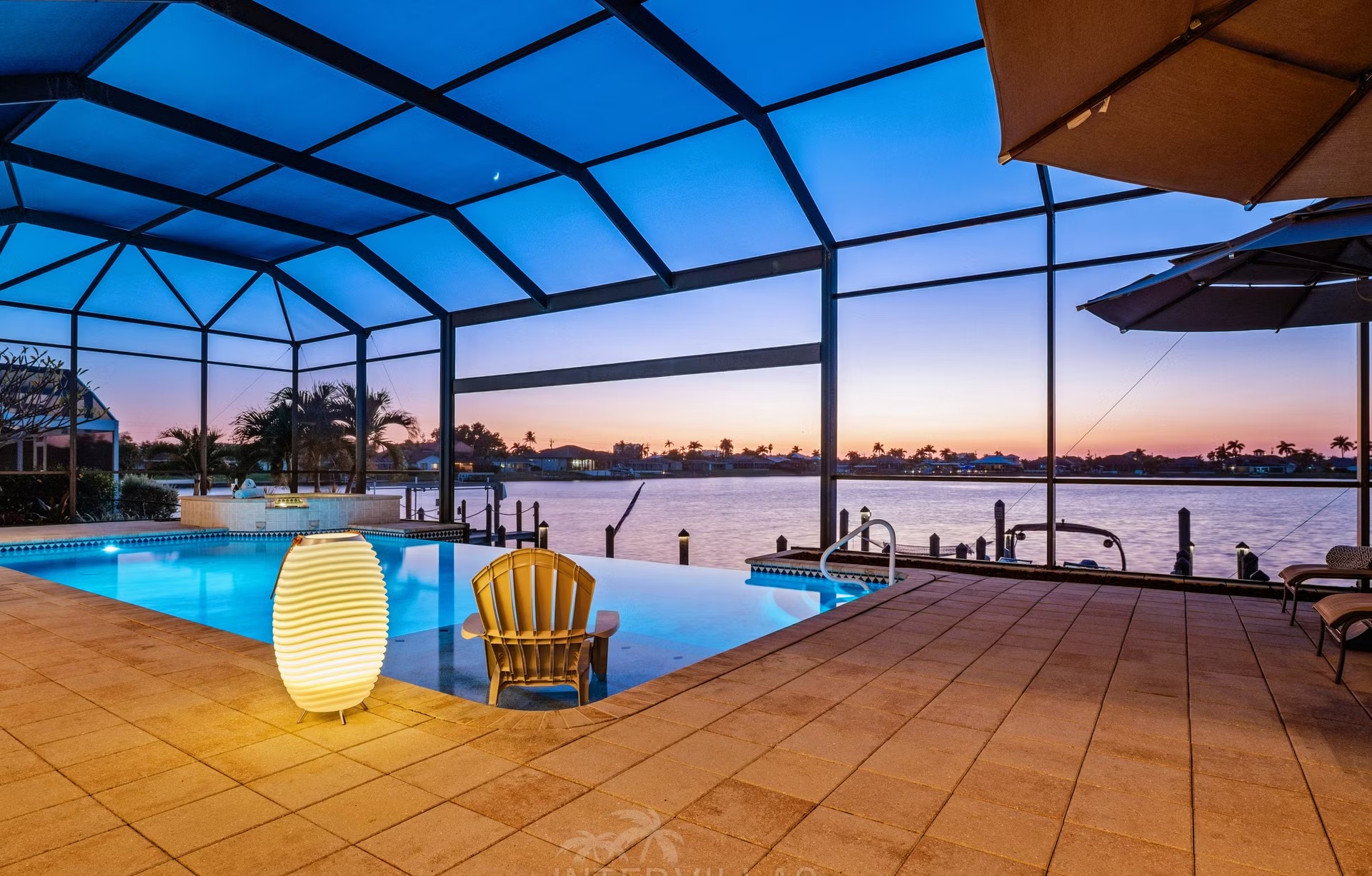 Waterfront-Villa mit Infinity-Pool, Whirlpool und privatem Bootsdock.