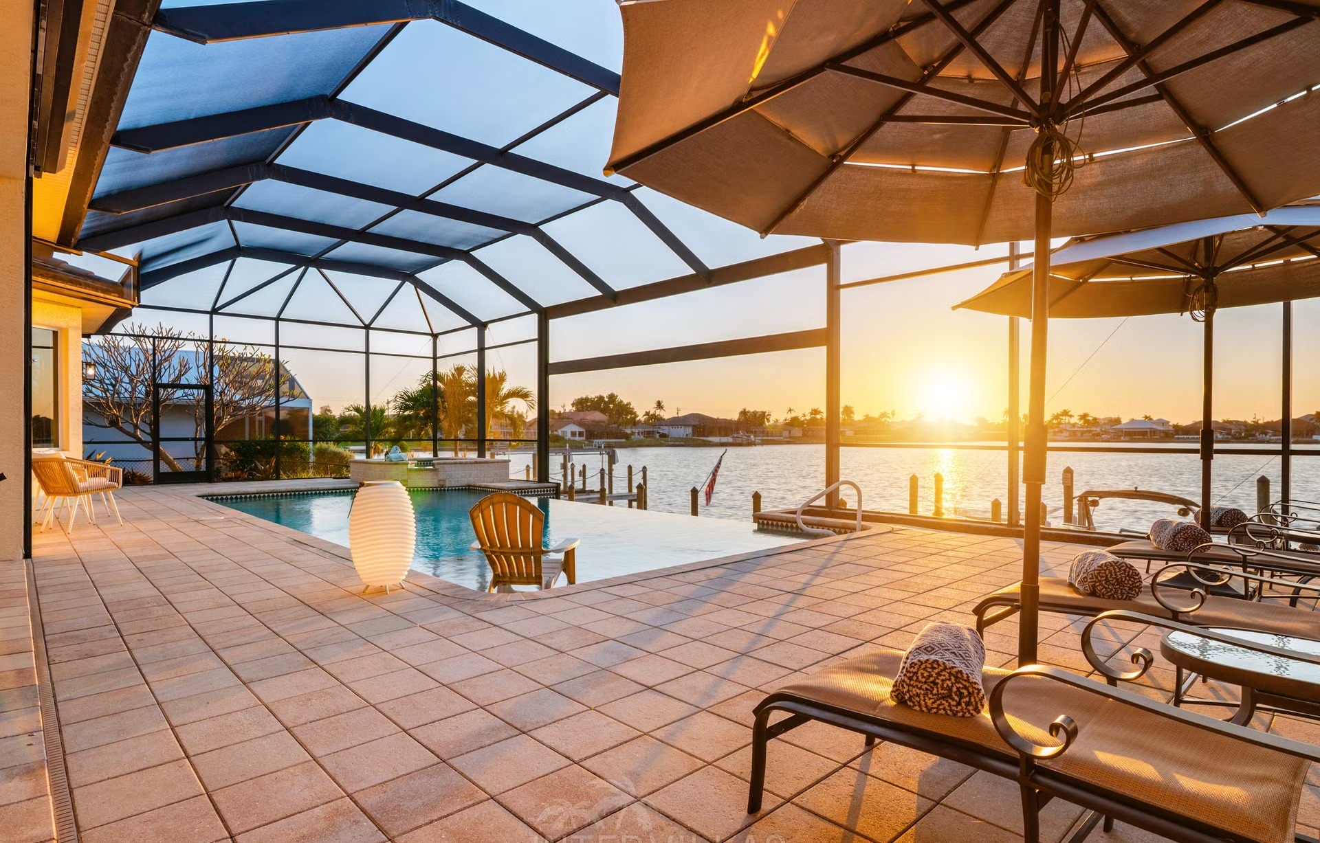 Infinity-Pool und Whirlpool auf der Lanai mit Blick auf den Kanal.