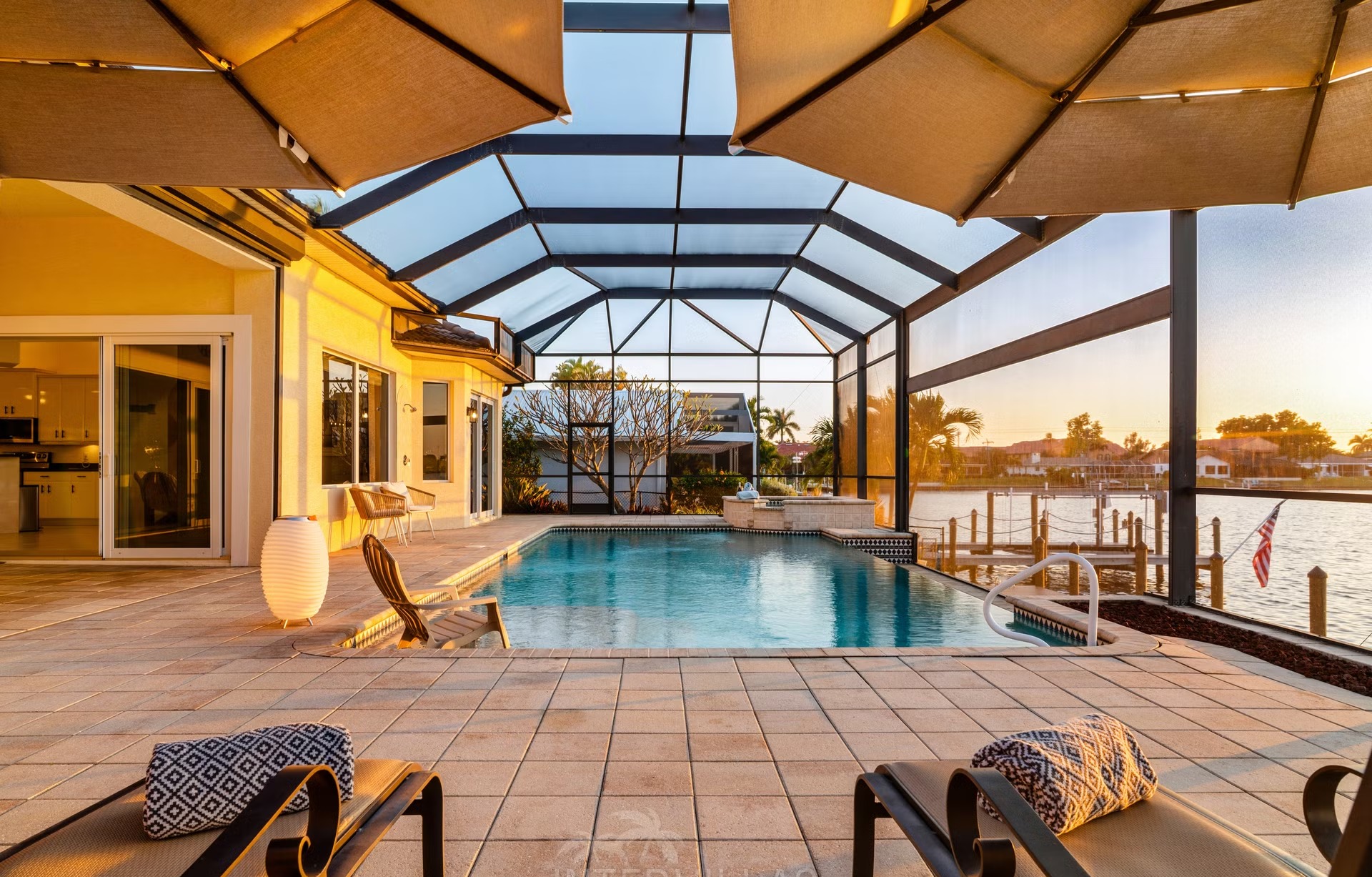 Infinity-Pool und Whirlpool auf der Lanai mit Blick auf den Kanal bei Sonnenuntergang.