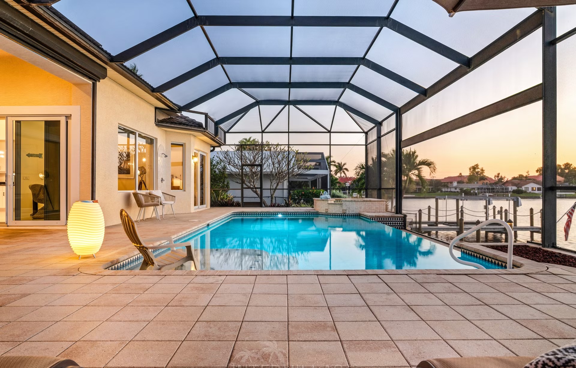 Infinity-Pool und Whirlpool auf der Lanai mit Blick auf den Kanal.