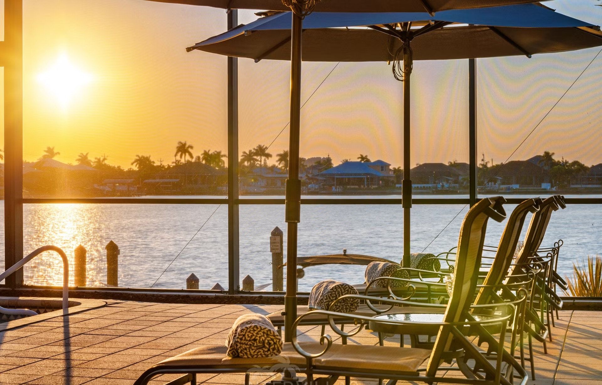 Infinity-Pool und Whirlpool auf der Lanai mit Blick auf den Kanal.
