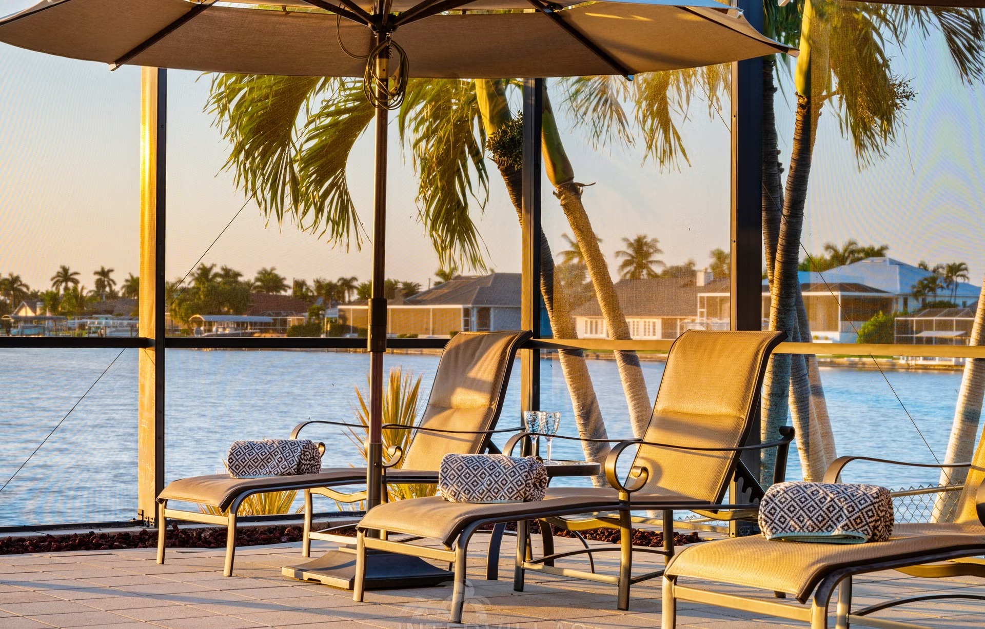 Infinity-Pool und Whirlpool auf der Lanai mit Blick aufs Wasser.