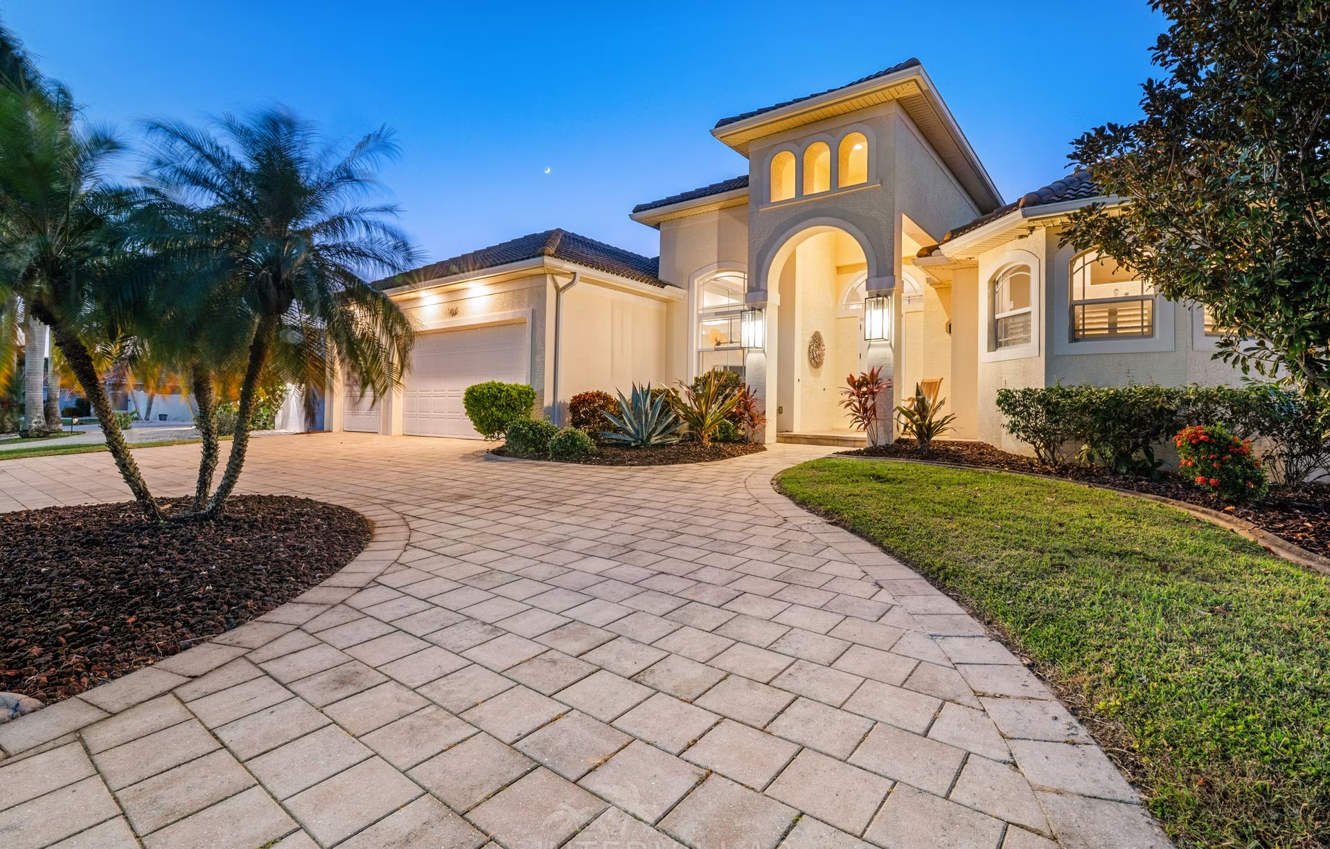 Infinity-Pool und Whirlpool auf der Lanai mit Blick auf den Kanal.
