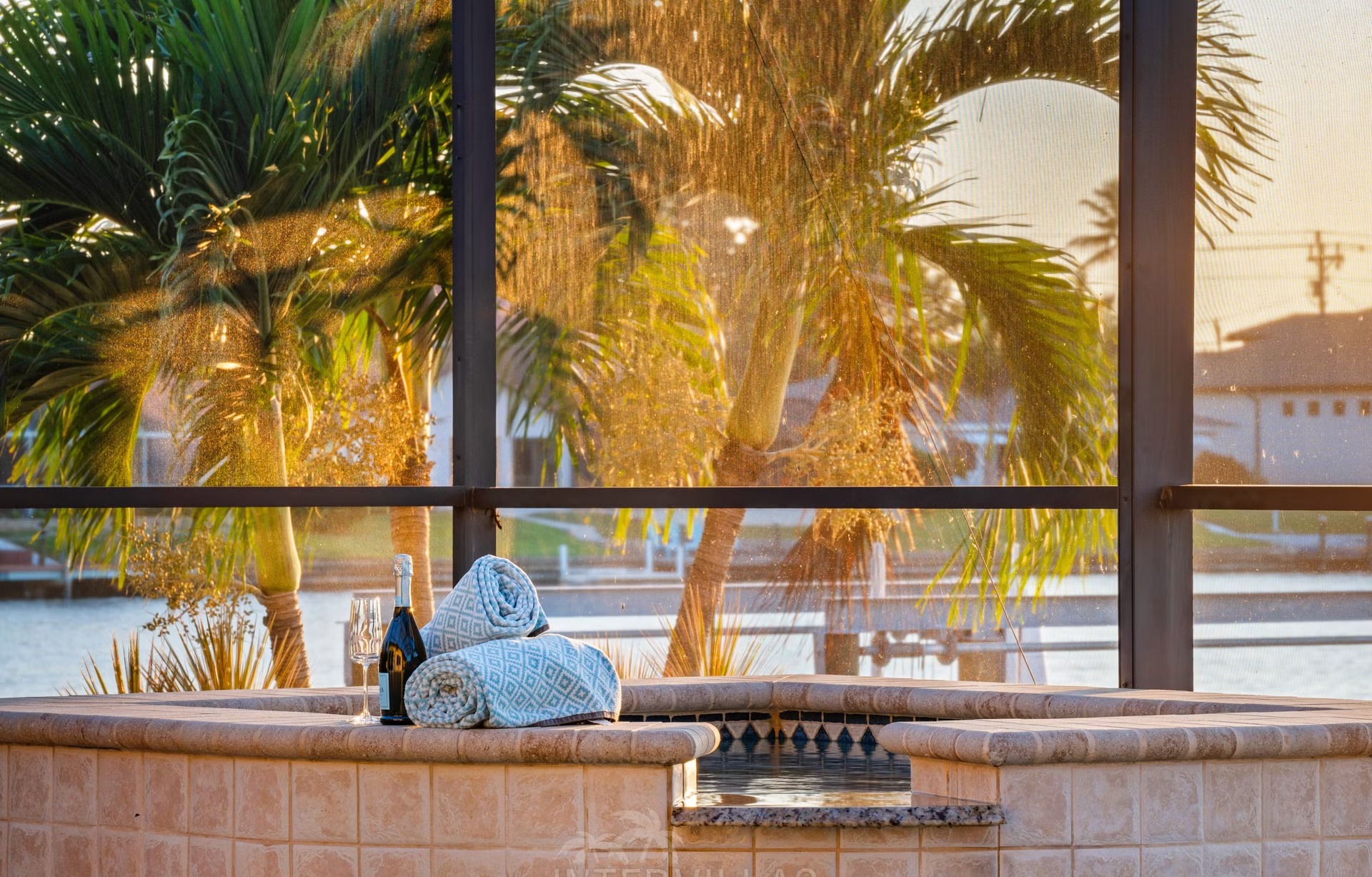 Infinity-Pool und Whirlpool auf der Lanai mit Blick auf den Kanal.