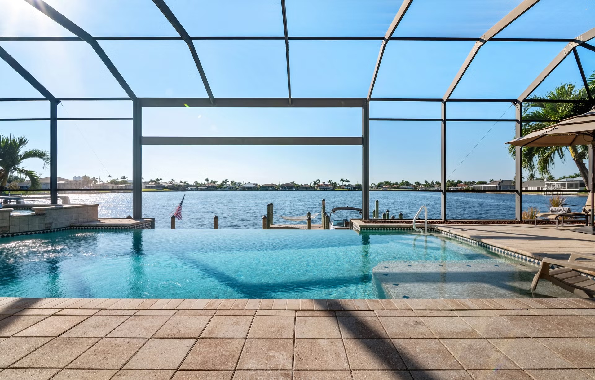 Infinity-Pool und Whirlpool auf der Lanai mit Blick auf den Kanal.