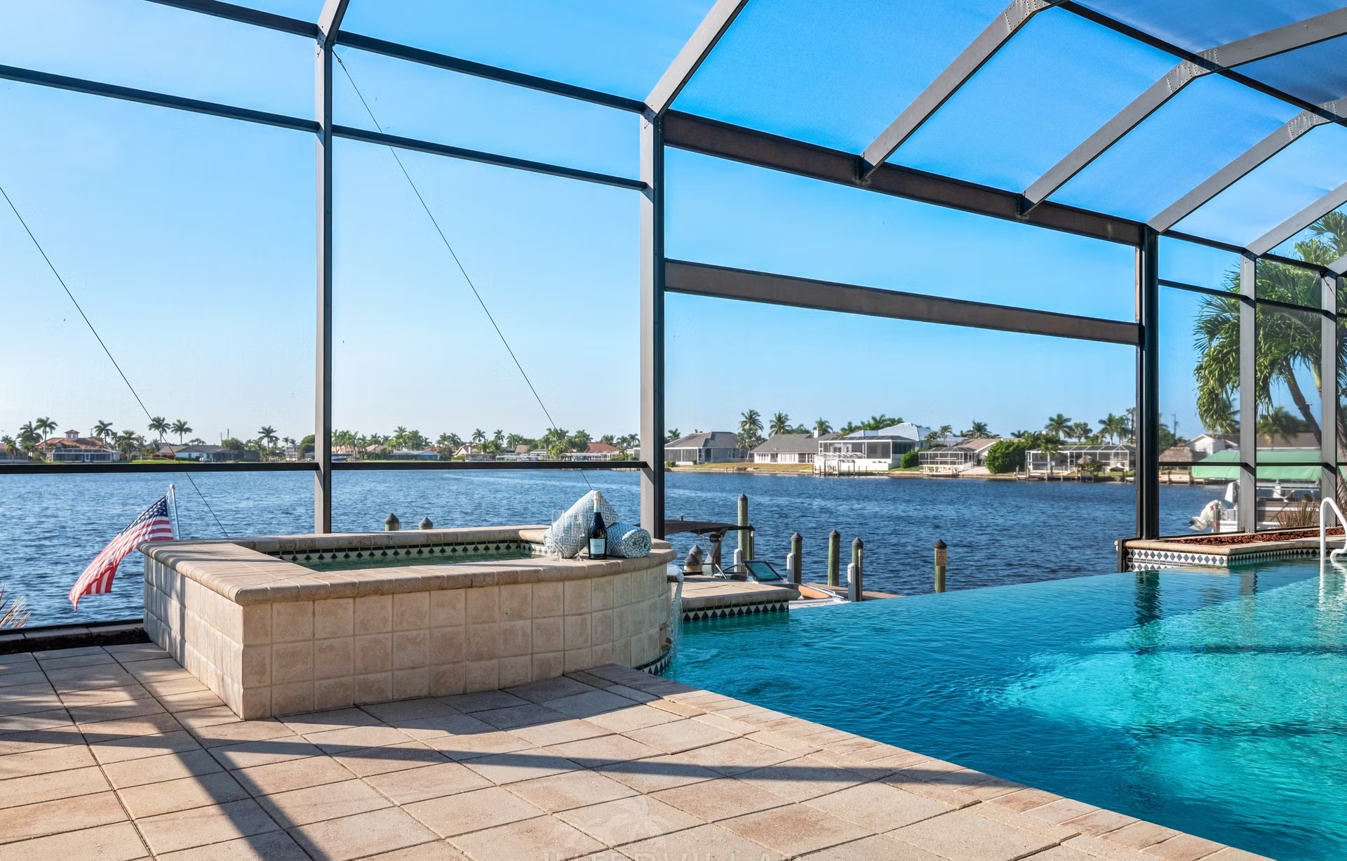 Infinity-Pool und Whirlpool auf der Lanai mit Blick aufs Wasser.