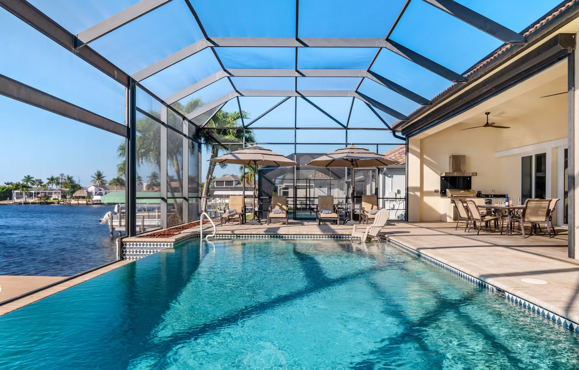 Infinity-Pool und Terrasse mit Blick auf den Kanal.