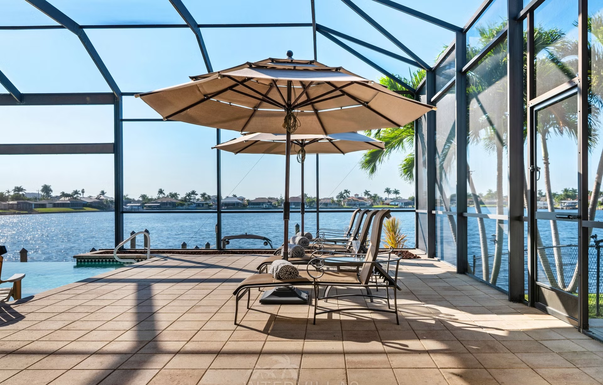 Infinity-Pool und Whirlpool auf der Lanai mit Blick auf den Kanal.