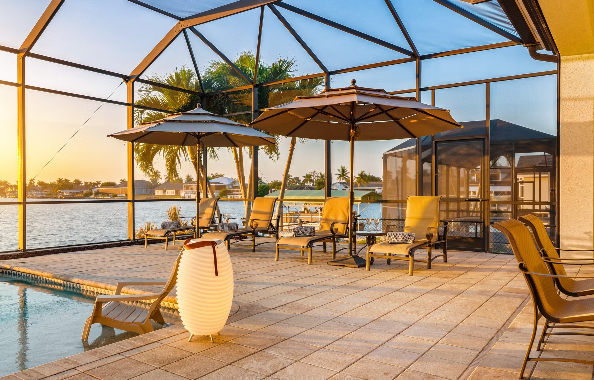 Infinity-Pool und Whirlpool auf der Lanai mit Blick auf den Kanal.