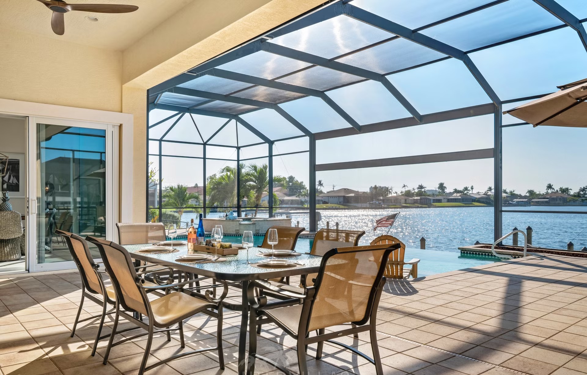 Infinity-Pool und Lanai mit Blick auf den Kanal bei Sonnenuntergang.