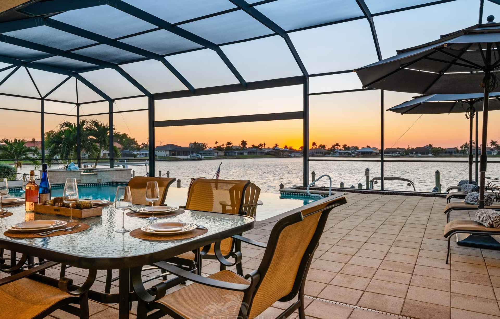 Infinity-Pool und Whirlpool auf der Lanai mit Blick auf den Kanal bei Sonnenuntergang.