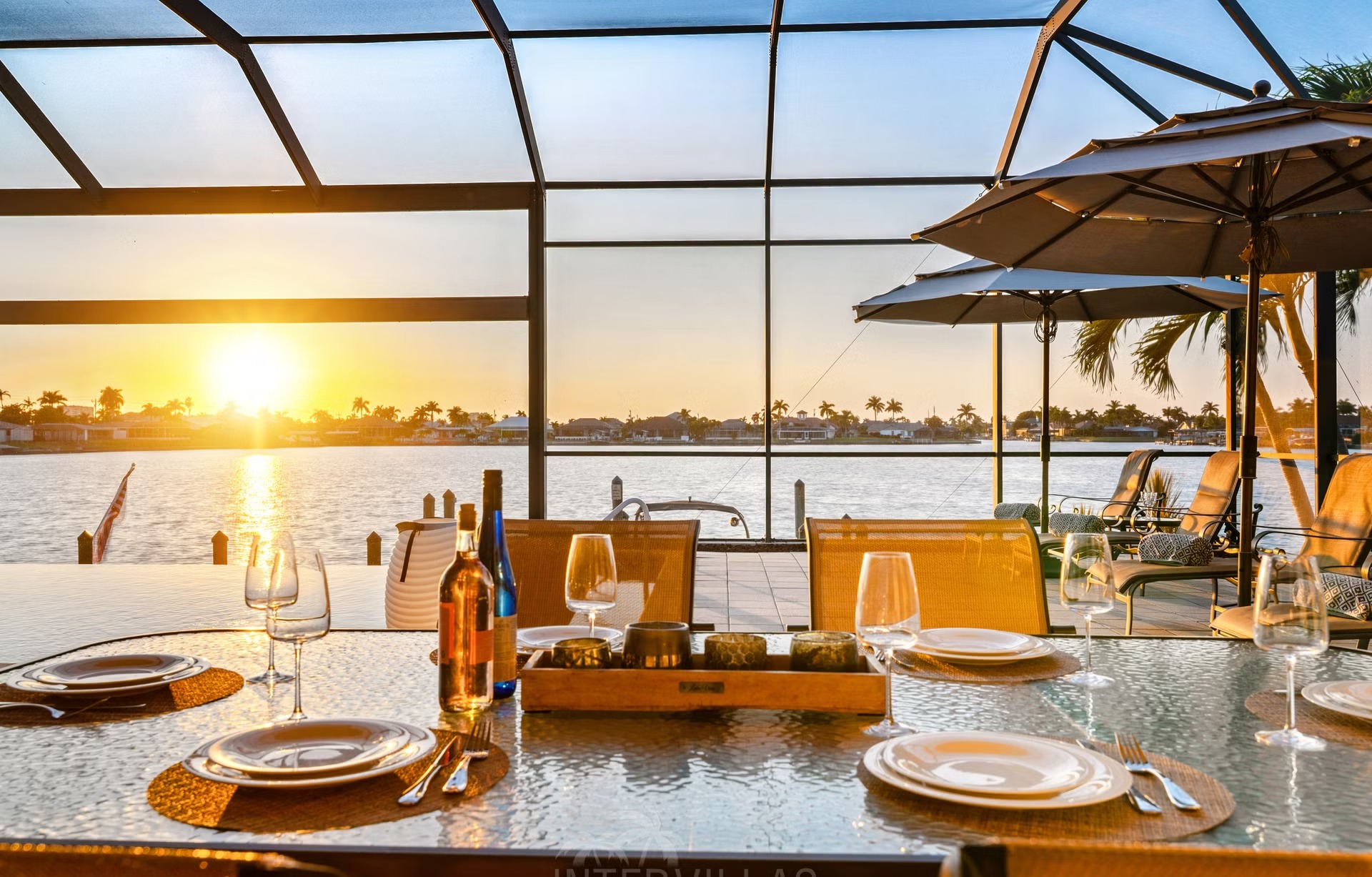 Infinity-Pool und Whirlpool auf der Lanai mit Blick auf das Wasser.
