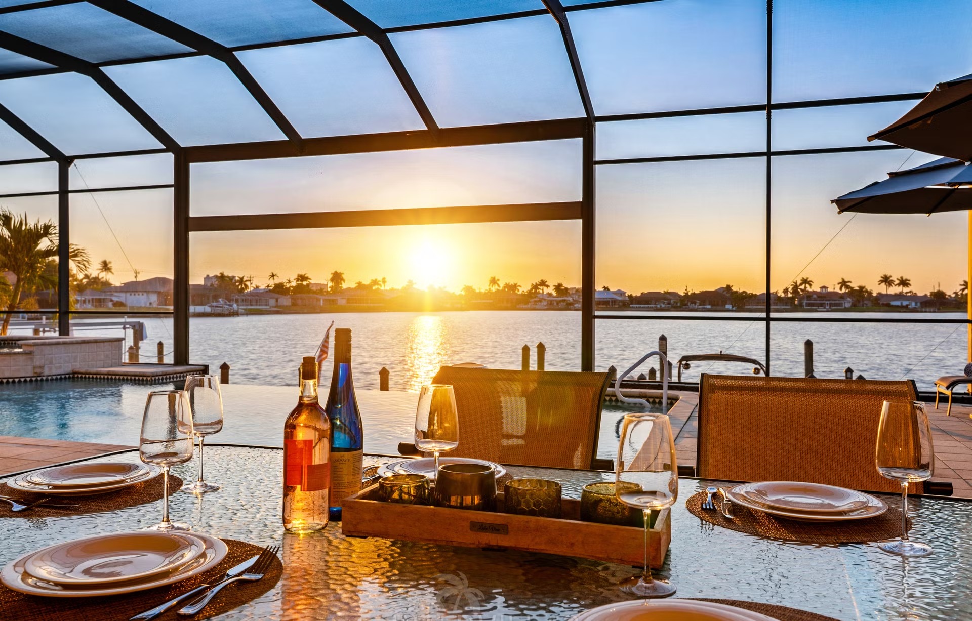 Infinity-Pool und Jacuzzi auf der Lanai mit Blick auf das Wasser bei Sonnenuntergang.