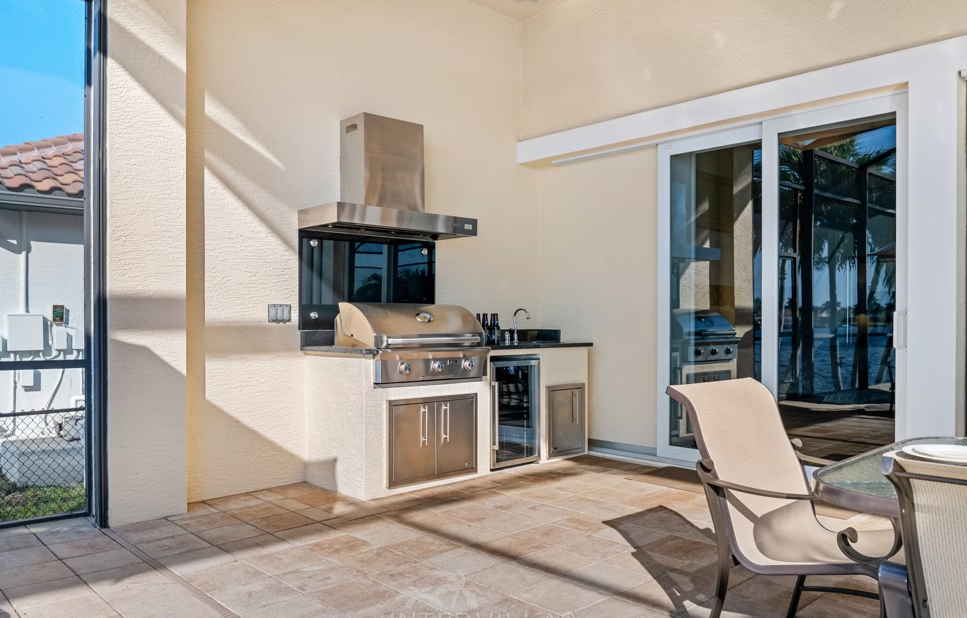 Infinity-Pool und Whirlpool auf der Lanai mit Blick auf den Kanal.