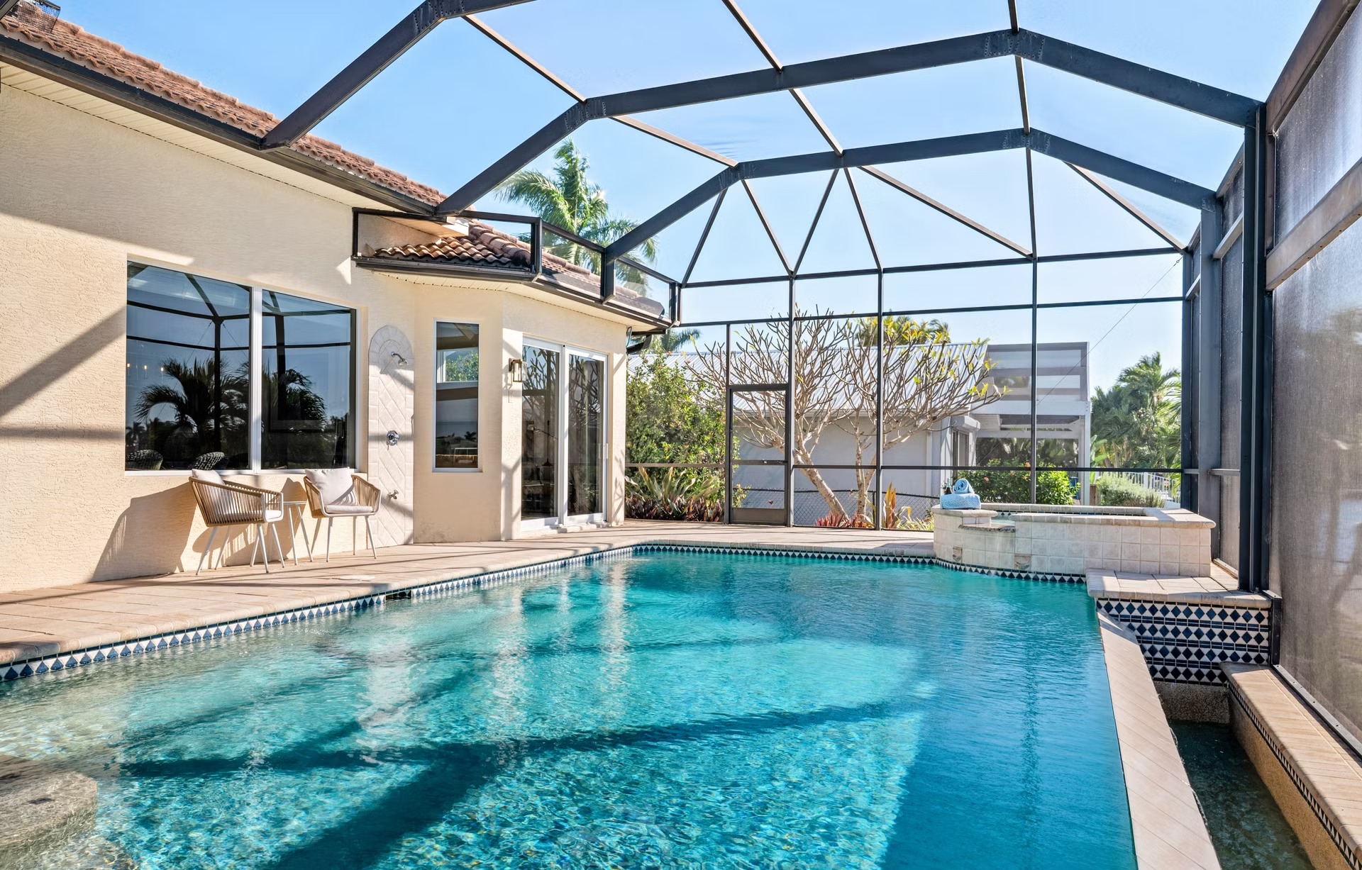 Infinity-Pool und Whirlpool auf der Lanai mit Blick auf den Kanal.