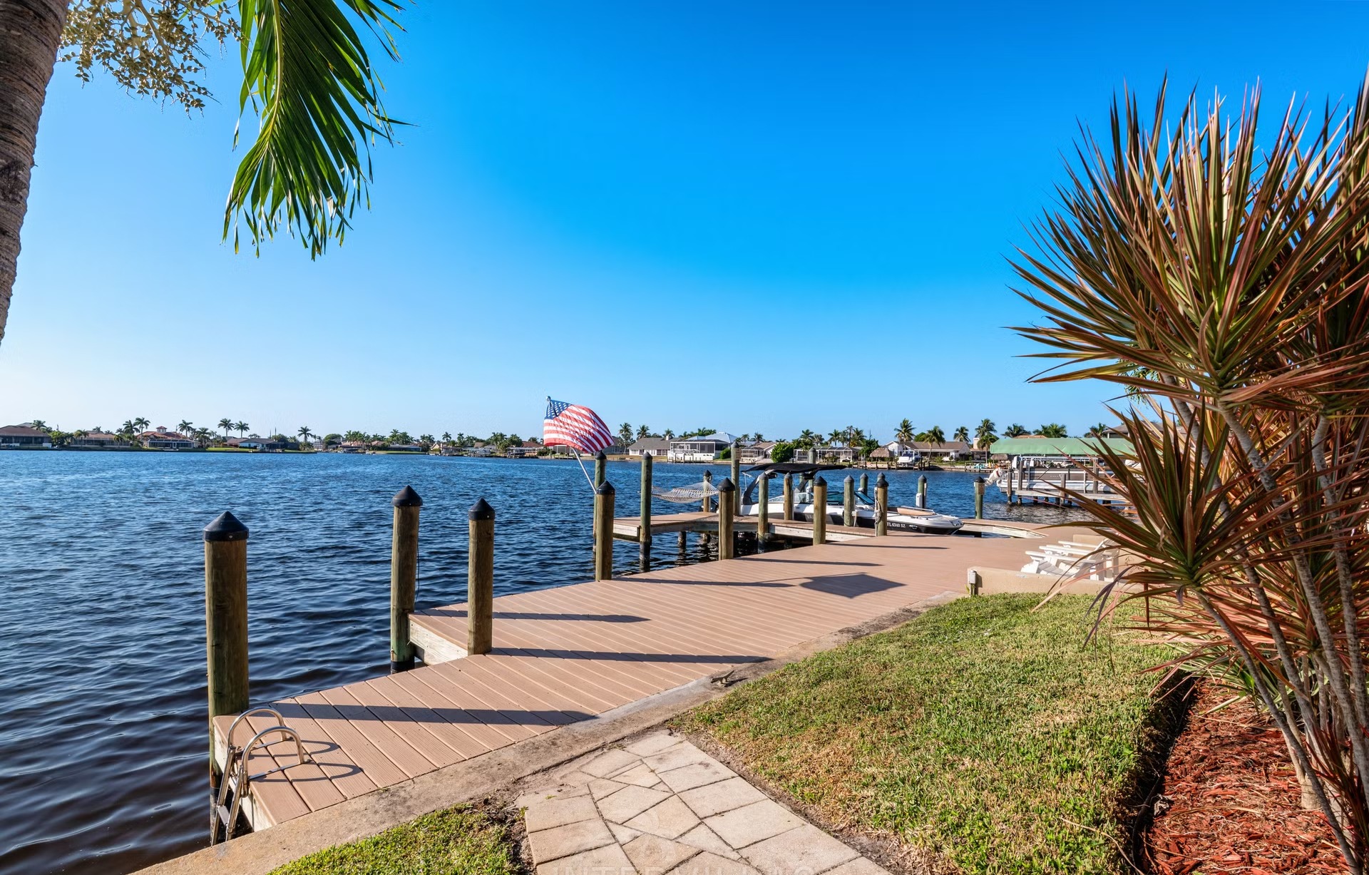 Infinity-Pool und Whirlpool auf der Lanai mit Blick auf den Kanal.