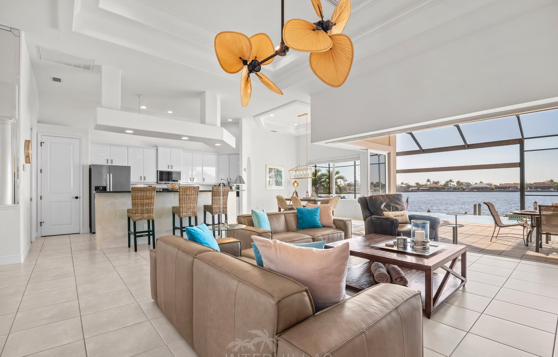 Infinity-Pool und Whirlpool auf der Lanai mit Blick auf den Kanal.