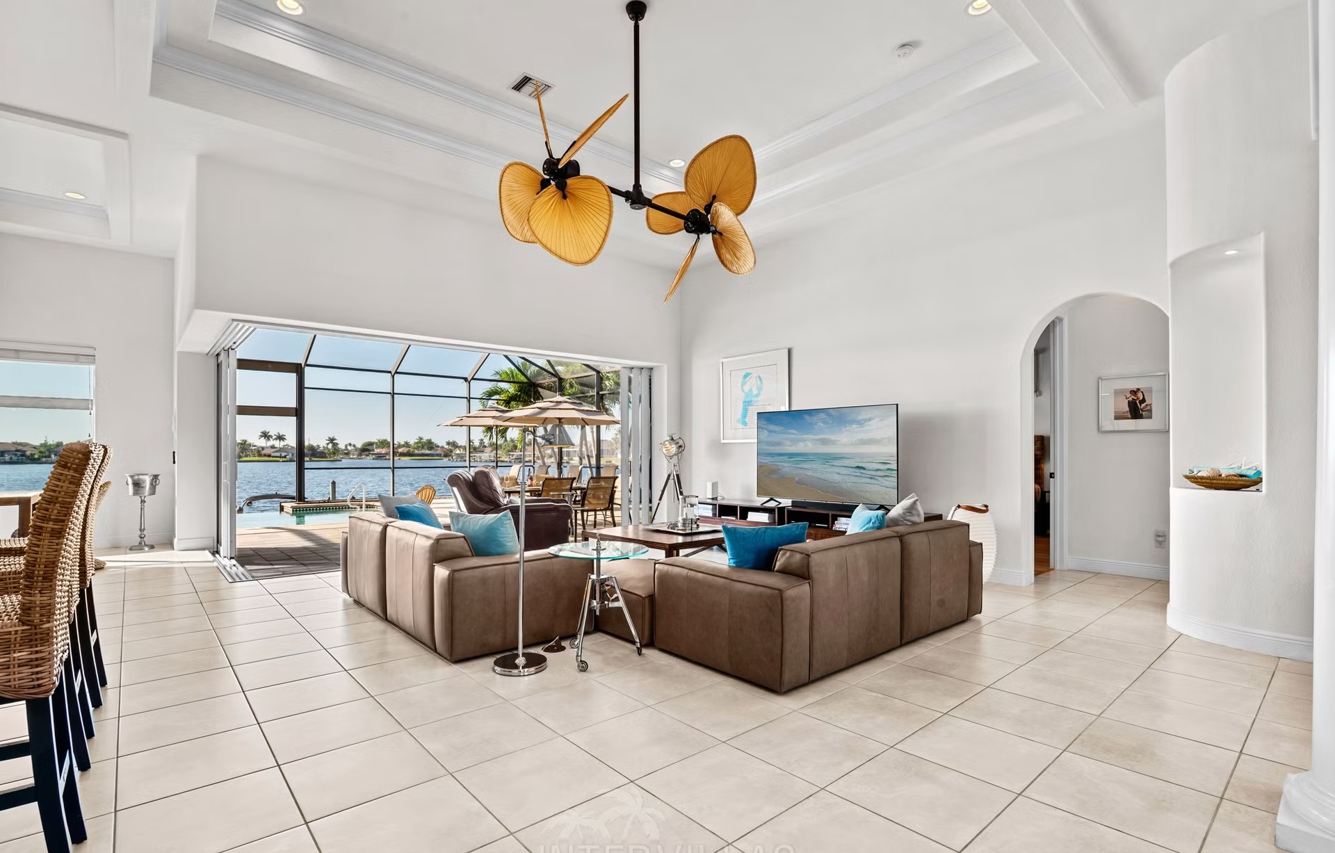 Infinity-Pool und Whirlpool auf der Lanai mit Blick auf den Kanal.