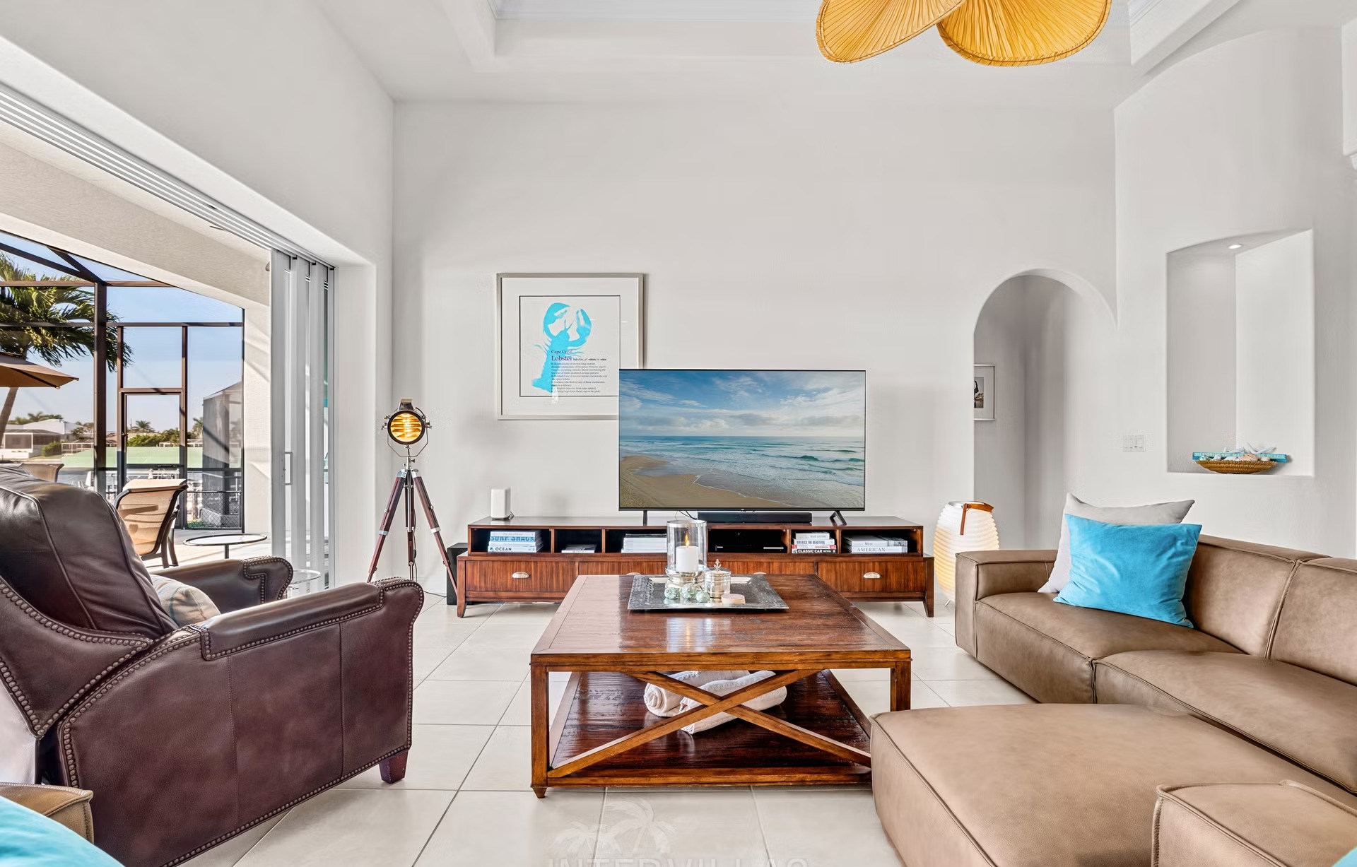 Infinity-Pool und Whirlpool auf der Lanai mit Blick auf den Kanal.