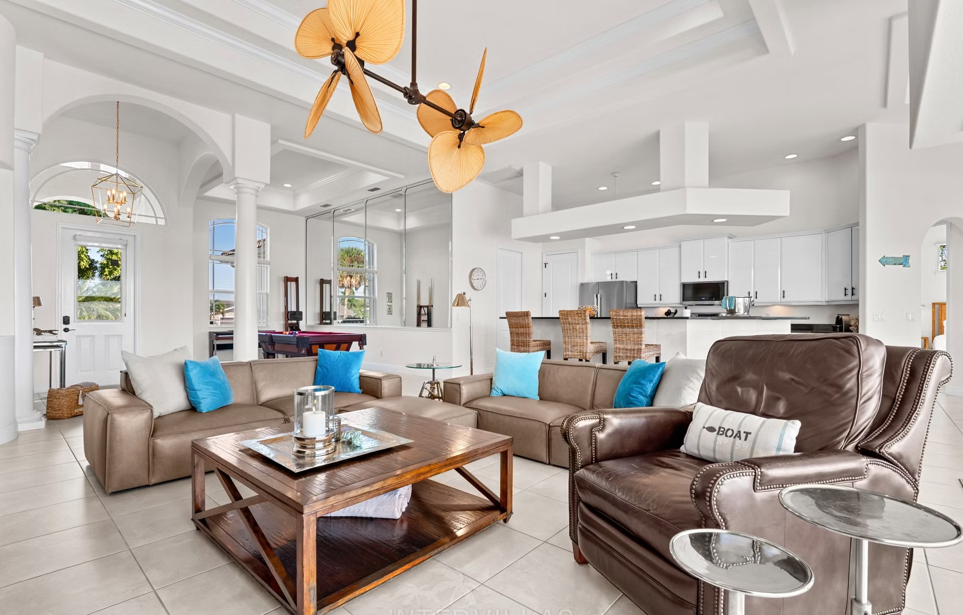 Waterfront-Villa mit Infinity-Pool, Whirlpool und Bootsdock am Kanal.