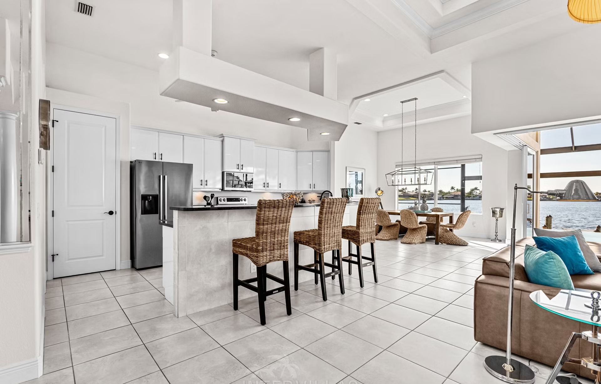 Infinity-Pool und Whirlpool auf der Lanai mit Blick auf den Kanal.