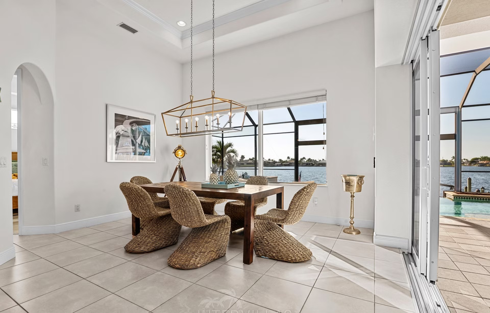 Infinity-Pool und Whirlpool auf der Lanai mit Blick auf den Kanal.