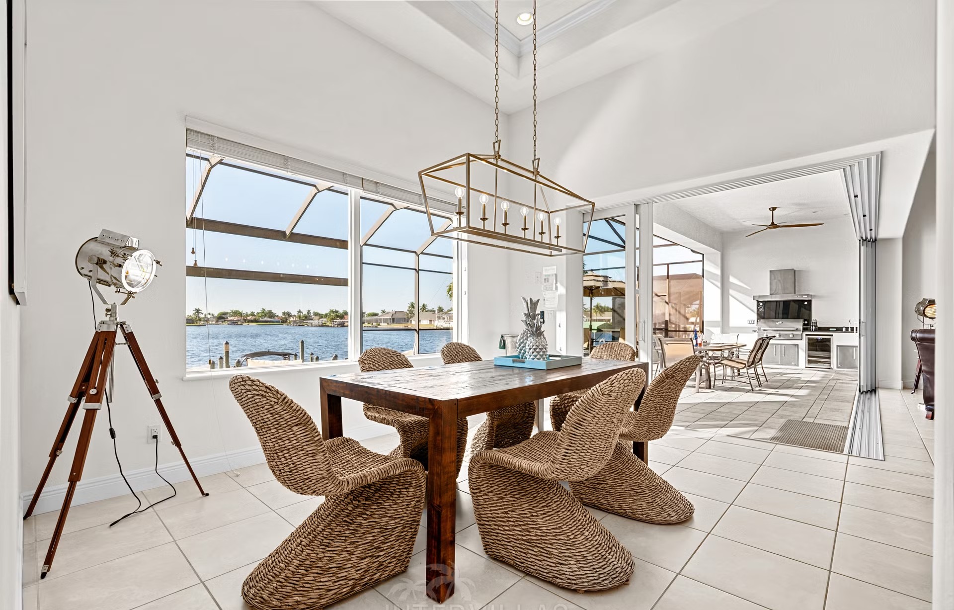 Infinity-Pool und Whirlpool auf der Lanai mit Blick auf den Kanal.